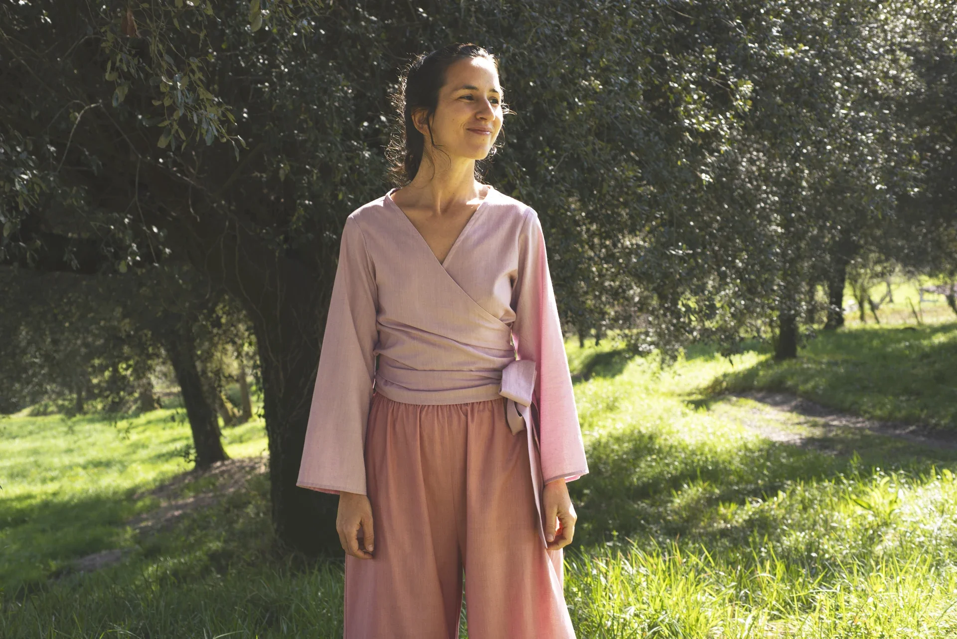 Mujer vistiendo la blusa cruzada Kali en algodón orgánico, teñida con tintes naturales
