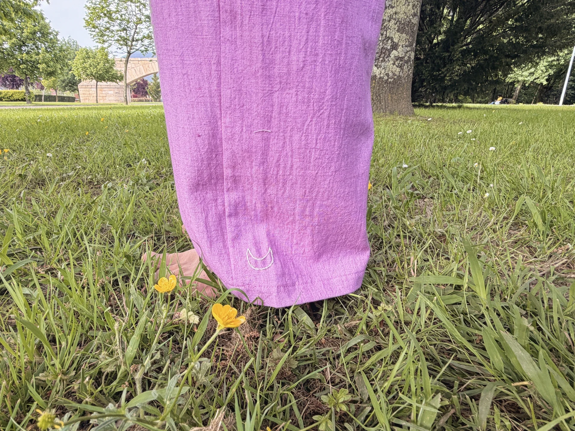 Mujer en postura de yoga vistiendo un pantalón ancho y fluido de algodón orgánico teñido con plantas naturales y hierbas medicinales libre de tóxicos