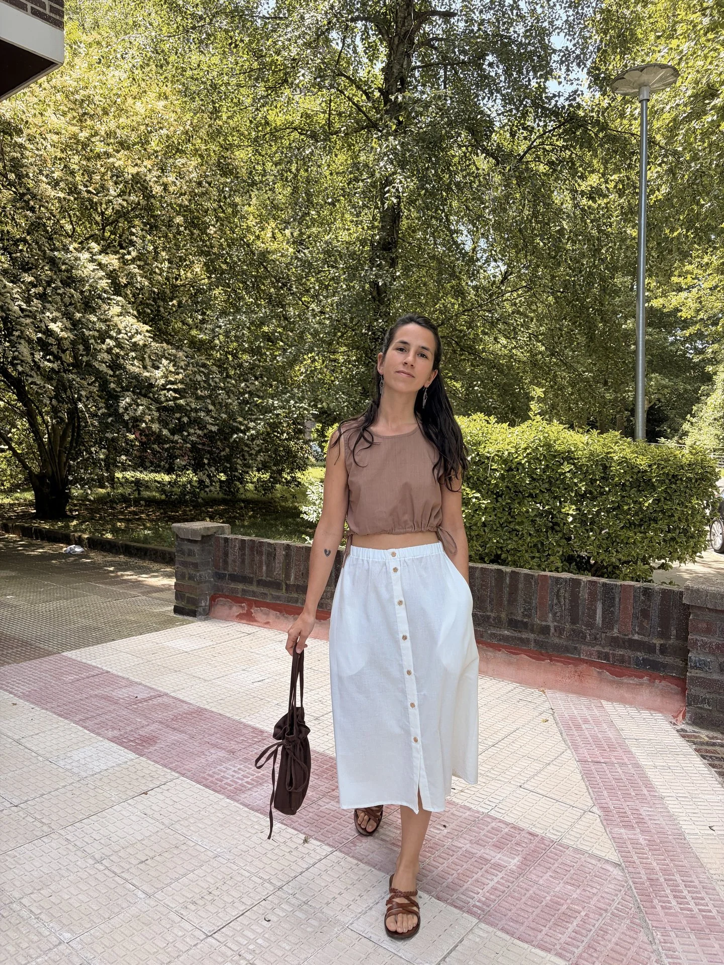 Mujer sonriendo  vistiendo la Falda Vera de algodón orgánico en color blanco