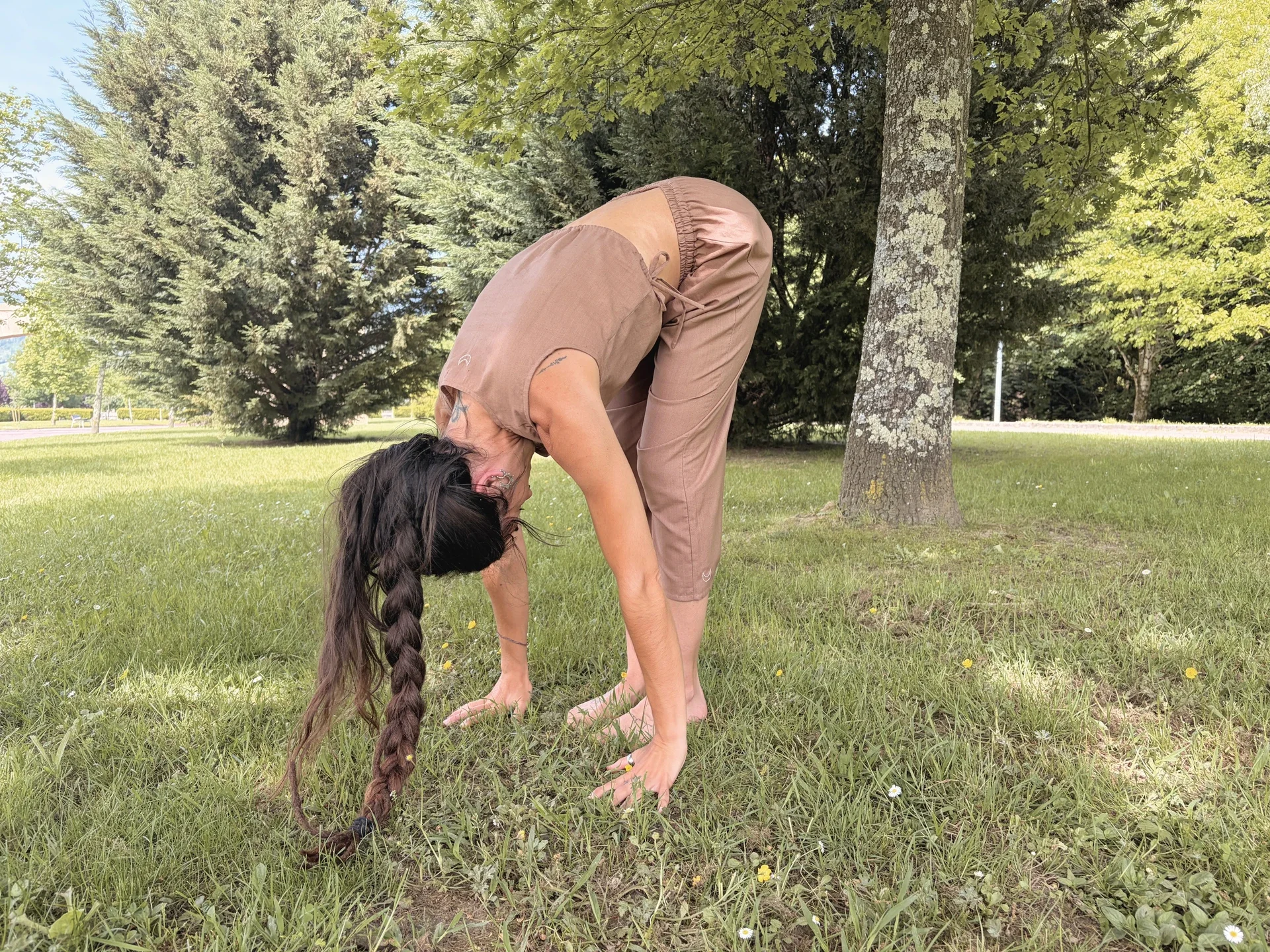 Pantalón cómodo color marrón tierra para yoga y meditación confeccionado en algodón orgánico y teñido con plantas medicinales ayurvastra