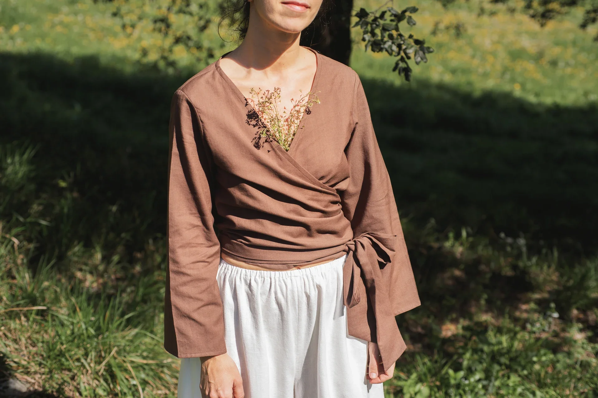 Mujer vistiendo la blusa cruzada Kali en algodón orgánico, teñida con tintes naturales