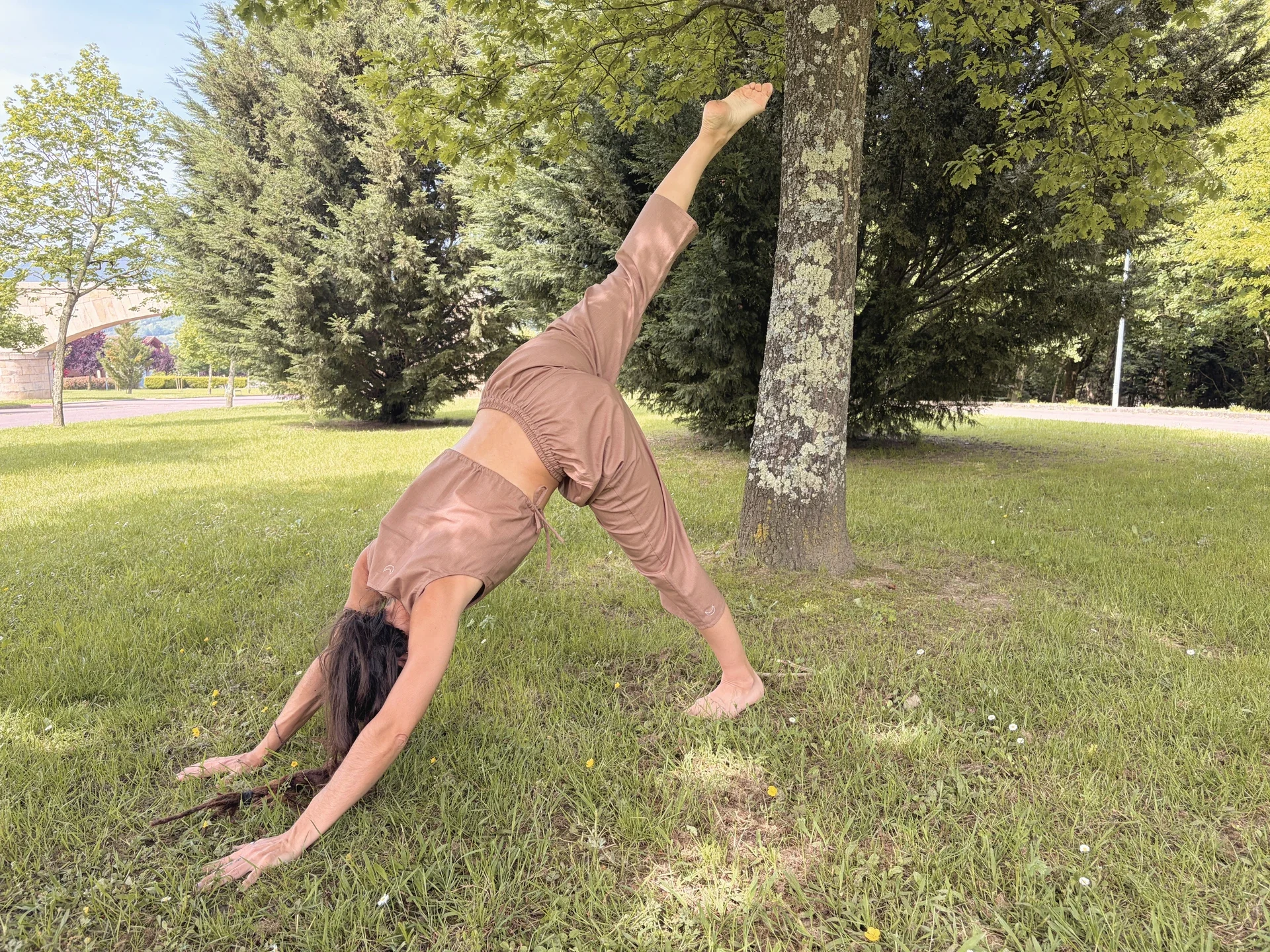 Pantalón cómodo color marrón tierra para yoga y meditación confeccionado en algodón orgánico y teñido con plantas medicinales ayurvastra