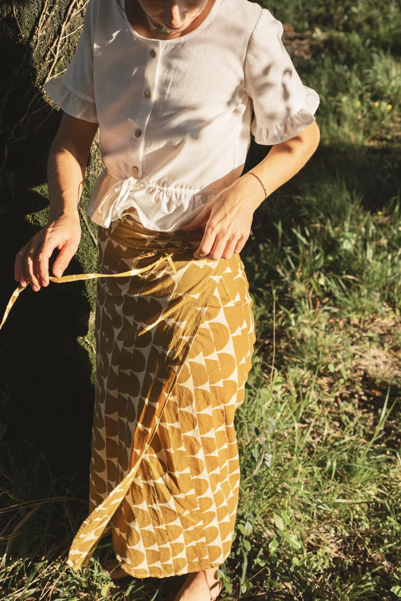 Mujer vistiendo falda envolvente Prema Print estilo pareo en algodón orgánico con tintes naturales