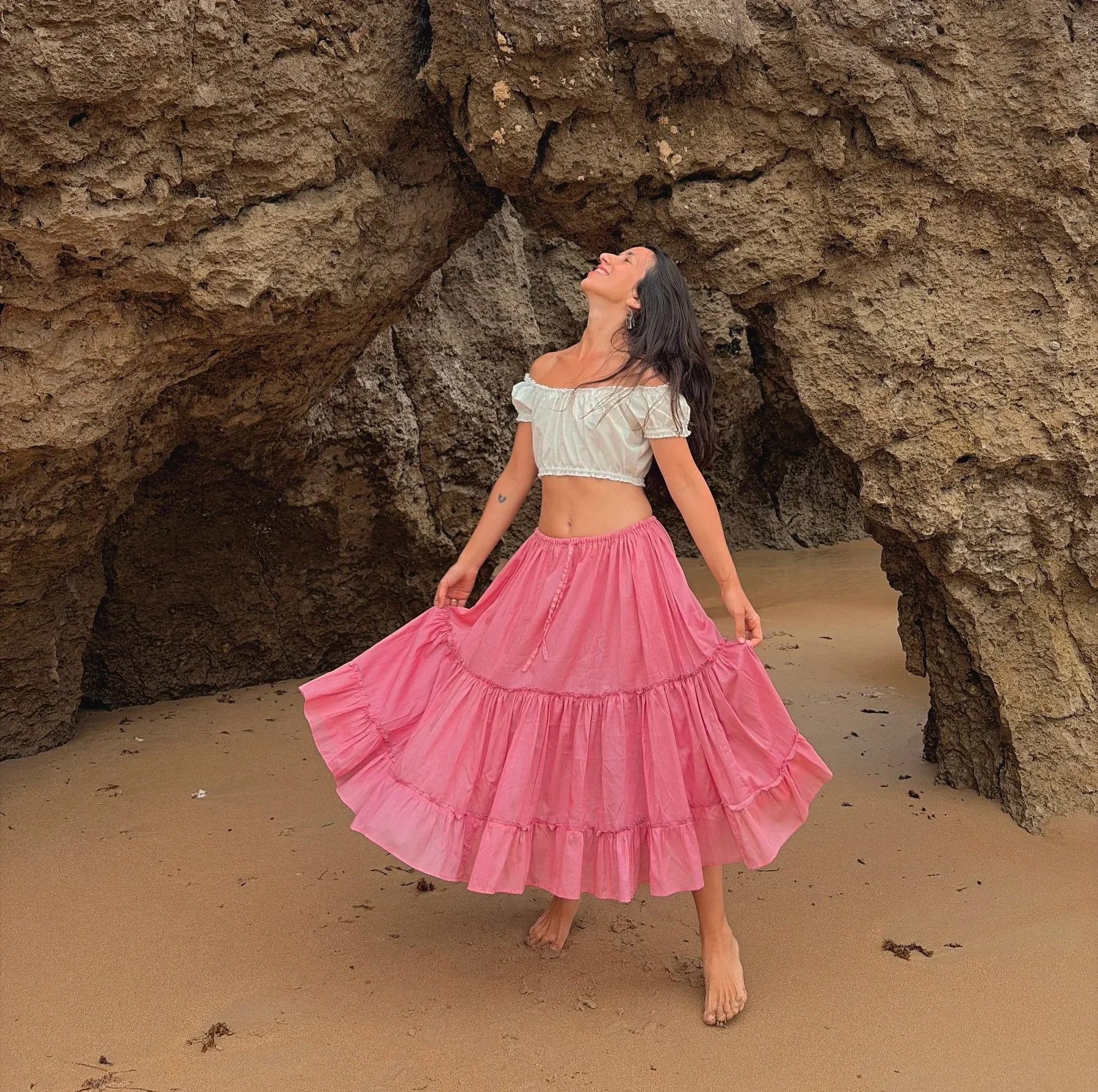 Falda larga rosa con vuelo para mujer, modelo Raíces. Confeccionada en algodón orgánico y teñida con tintes naturales botánicos