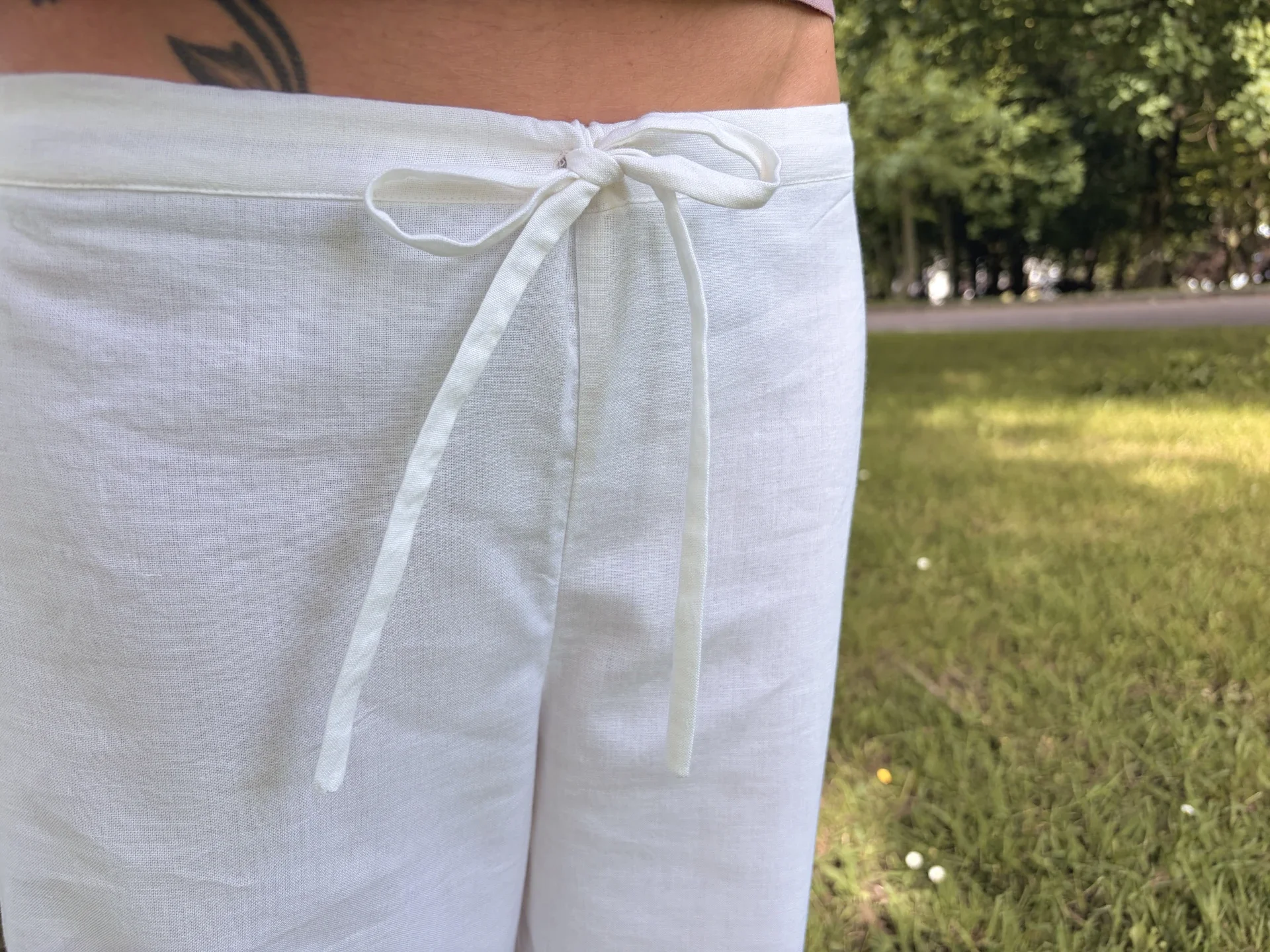 Mujer en postura de yoga vistiendo un pantalón ancho y fluido de algodón orgánico teñido con plantas naturales y hierbas medicinales ayurvastra