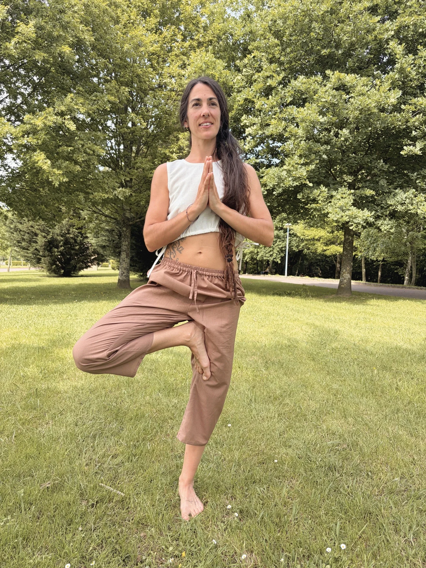 Pantalón cómodo color marrón tierra para yoga y meditación confeccionado en algodón orgánico y teñido con plantas medicinales ayurvastra