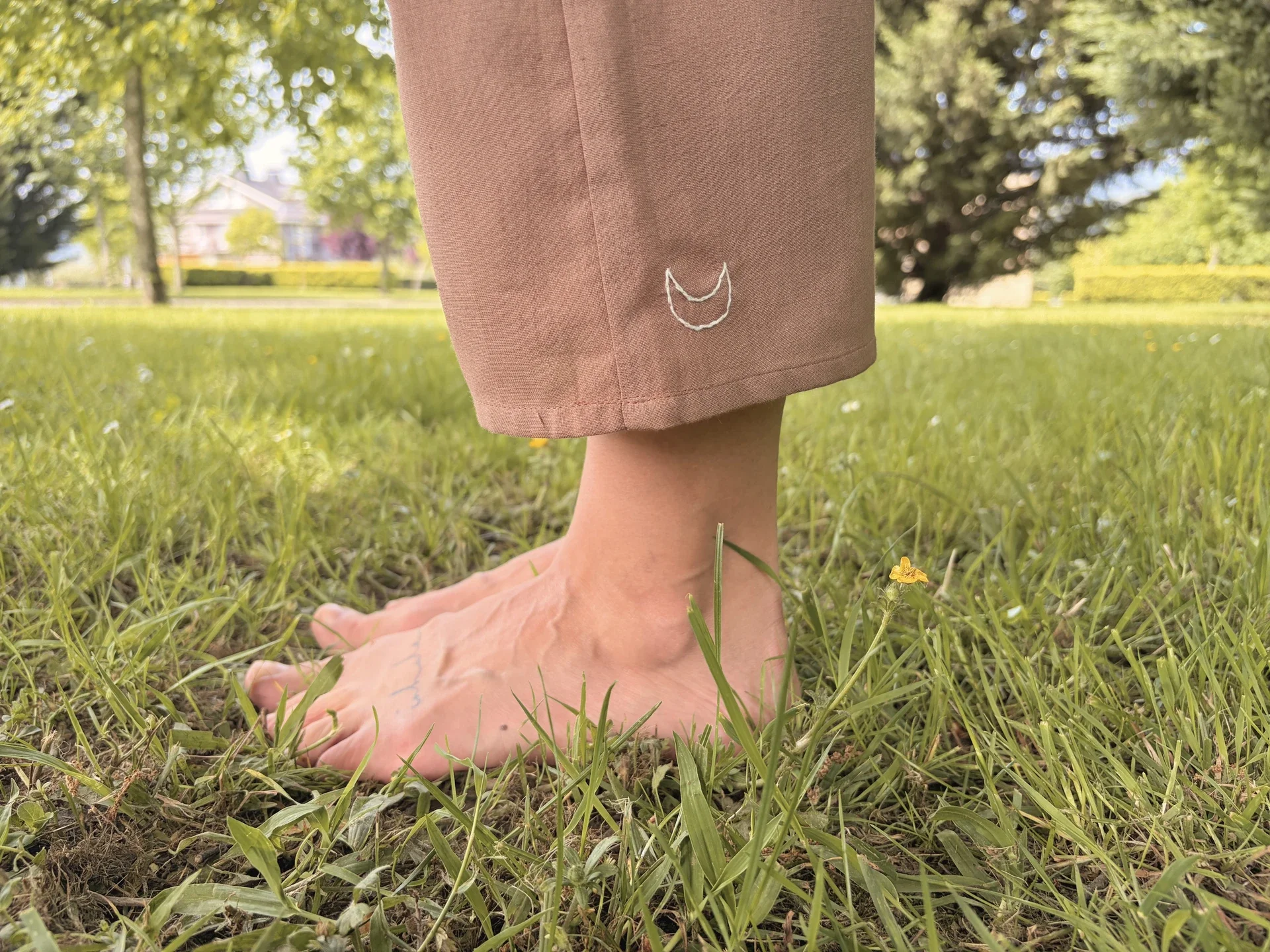 Pantalón cómodo color marrón tierra para yoga y meditación confeccionado en algodón orgánico y teñido con plantas medicinales ayurvastra