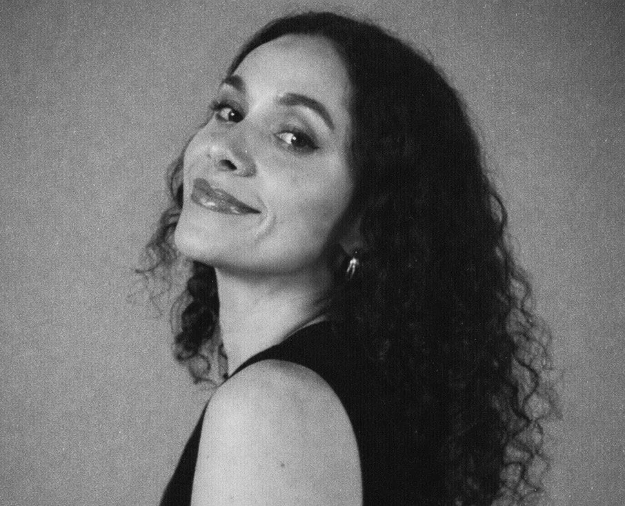 Fabienne Holloway, therapist, singer and songwriter, singer of radiant children