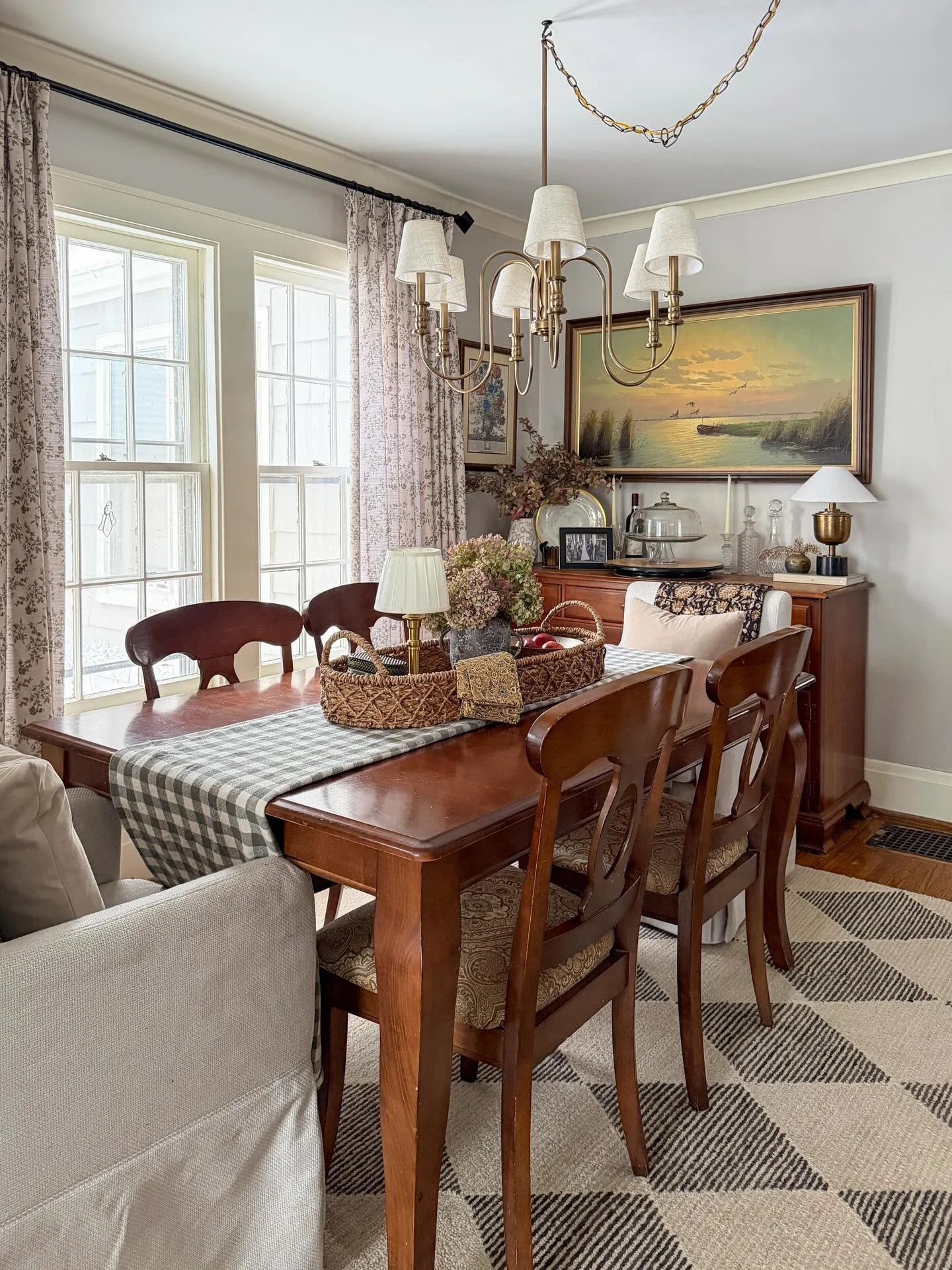 Can you tell I like pattern&hellip; like even a little bit 😂🤎

Nothing matches over here and I truly don&rsquo;t want it to. Give me the mixed prints, the layers, the random side tables, the heirlooms, the &ldquo;why does this work?&rdquo; moments&