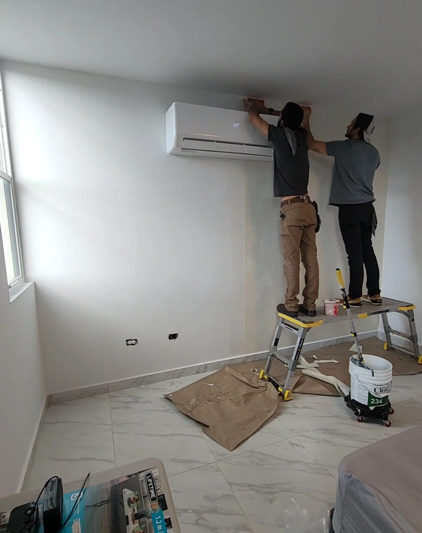 A touch of texture and elegance for this master bedroom ✨ This stunning wallcovering transforms the space with depth and character, creating a refined yet cozy atmosphere. At Hacedor, we pride ourselves on detail-oriented craftsmanship, solution-driv