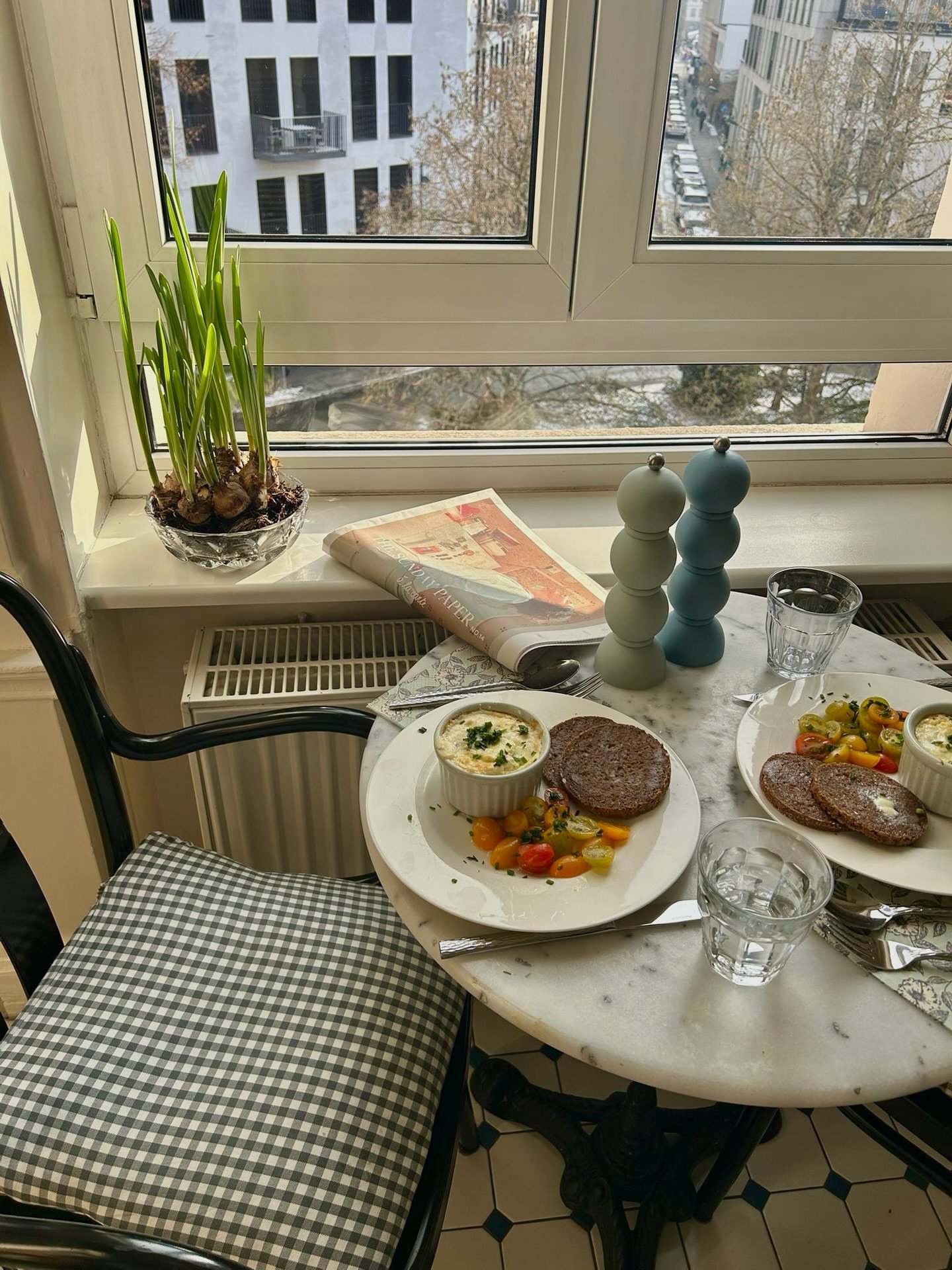 Mid-week morning with a Psychomilf appetite. Today, we&rsquo;re serving up oeuf en cocotte (merci @manonlagreve), sad cherry tomatoes discovered in the back of the fridge but brightened up with lemon juice &amp; olive oil, the strangest circular brea