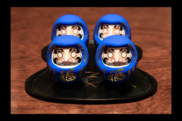 盆の上に並ぶ4つの青いだるま