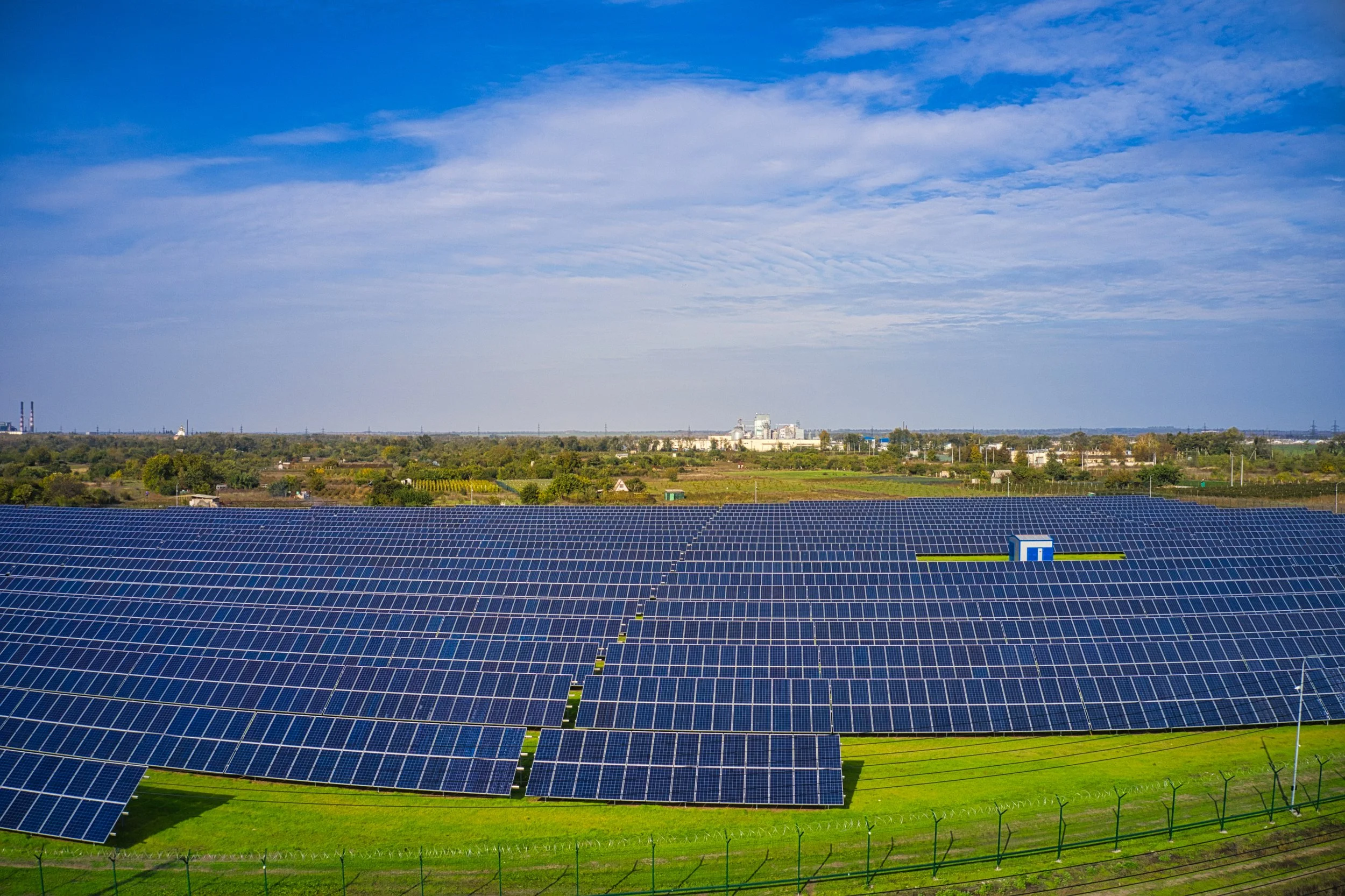 large-solar-power-plant-on-a-picturesque-green-fie-2025-01-29-04-44-23-utc.jpg