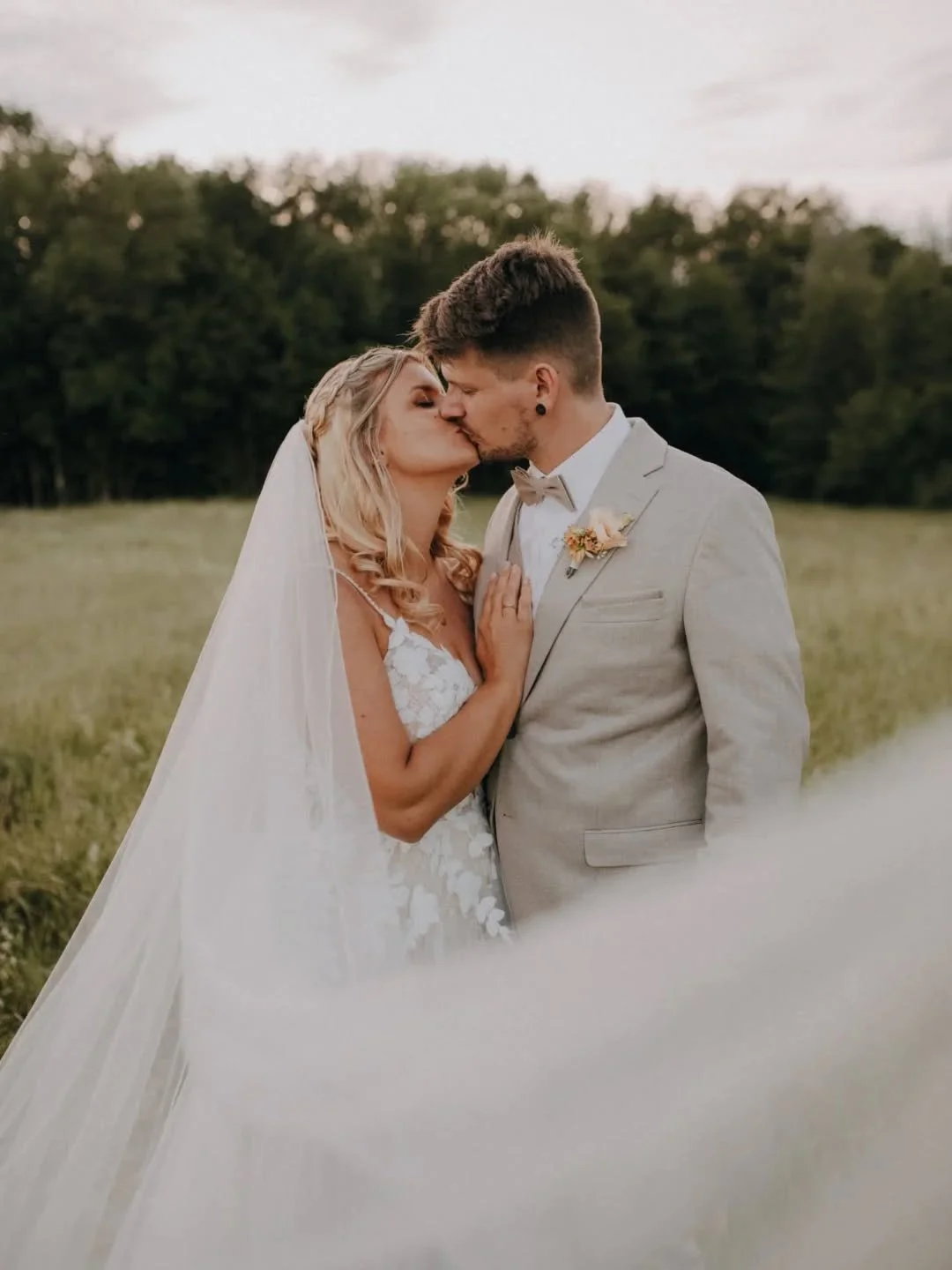 🤍
_______________________________________

#hochzeitsfotografie #brautpaar #hochzeit #weddingphotography #brautkleid