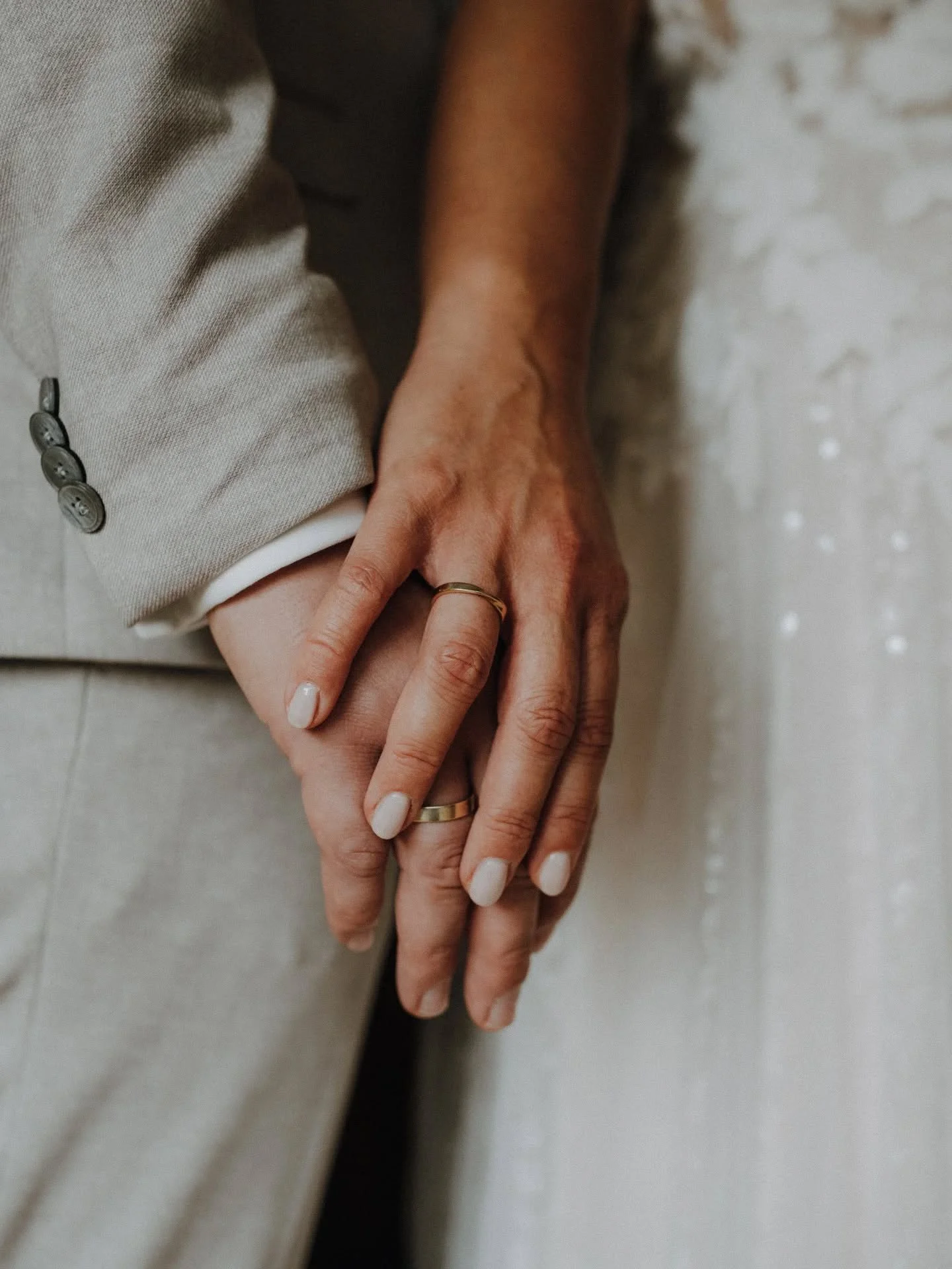 Hand in Hand - ein Leben lang 🤍💍

Vom ersten &bdquo;Ready&ldquo; am Morgen bis zum letzten Tanz der Nacht: Ich fange die Momente ein, die ihr vor lauter Gl&uuml;ck vielleicht gar nicht bemerkt. Unaufgeregt, echt und voller Liebe.

✨ Sucht ihr noch 