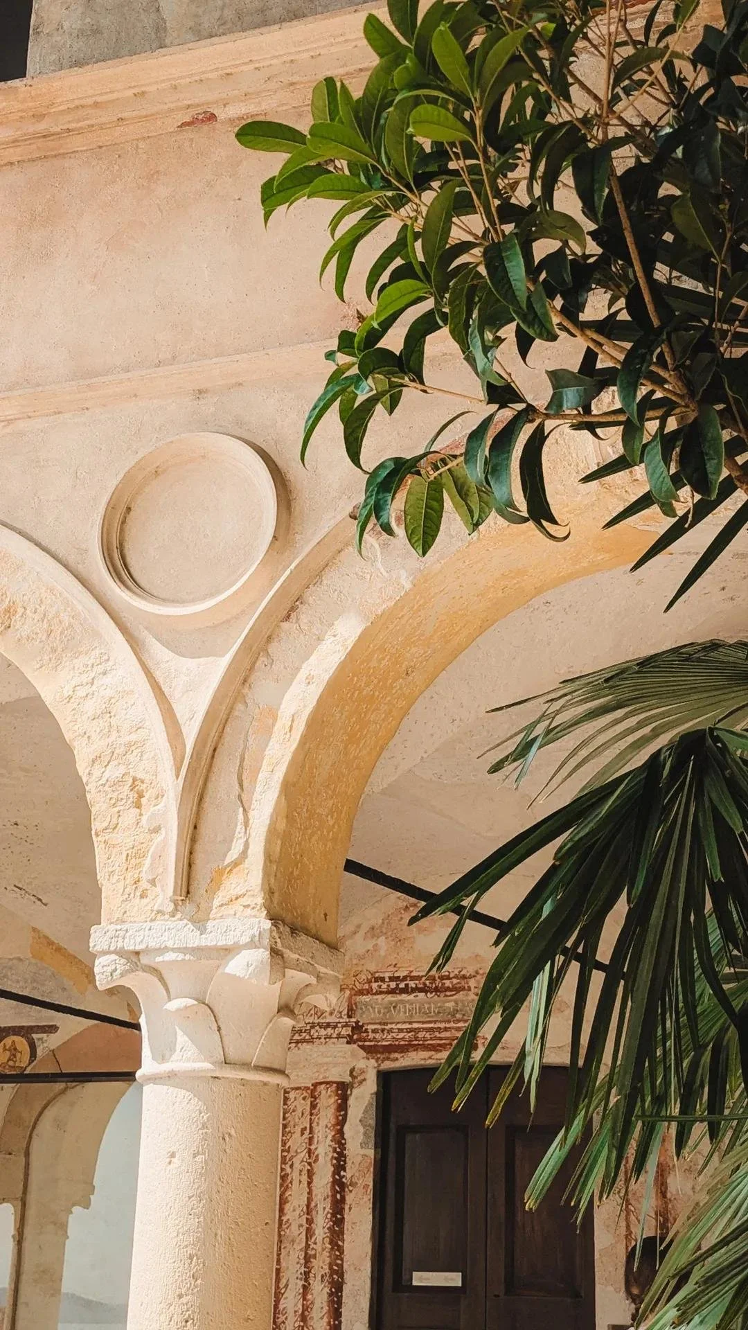 Architektur mit Säulen und Bögen, dekorative Elemente und Pflanzen im Innenraum