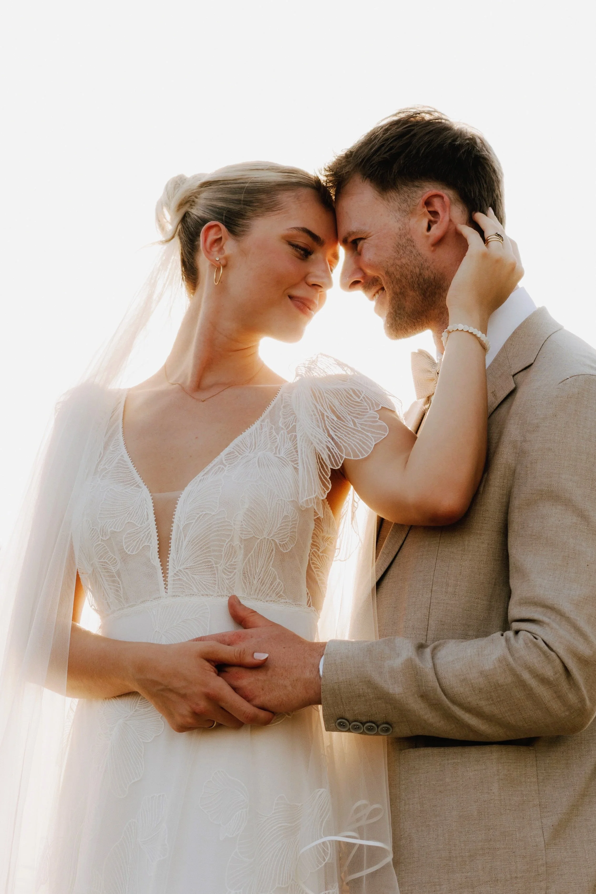 Ein Brautpaar bei der Hochzeitszeremonie, das sich nahe steht und glücklich ist.