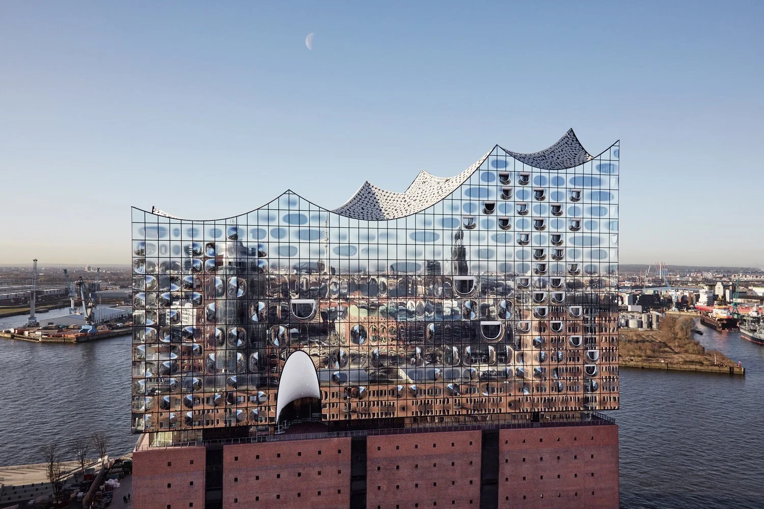 Glass Curtain Walls: A Reflection of Modern Architecture Trends