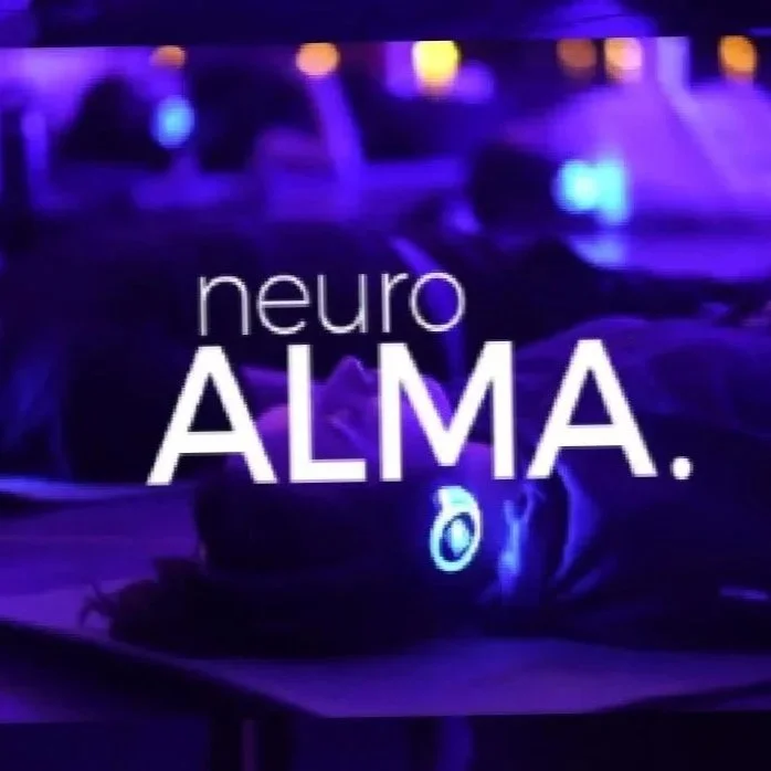 Texto en la pantalla que dice "neuro ALMA." en un fondo oscuro con luces azules y púrpuras.