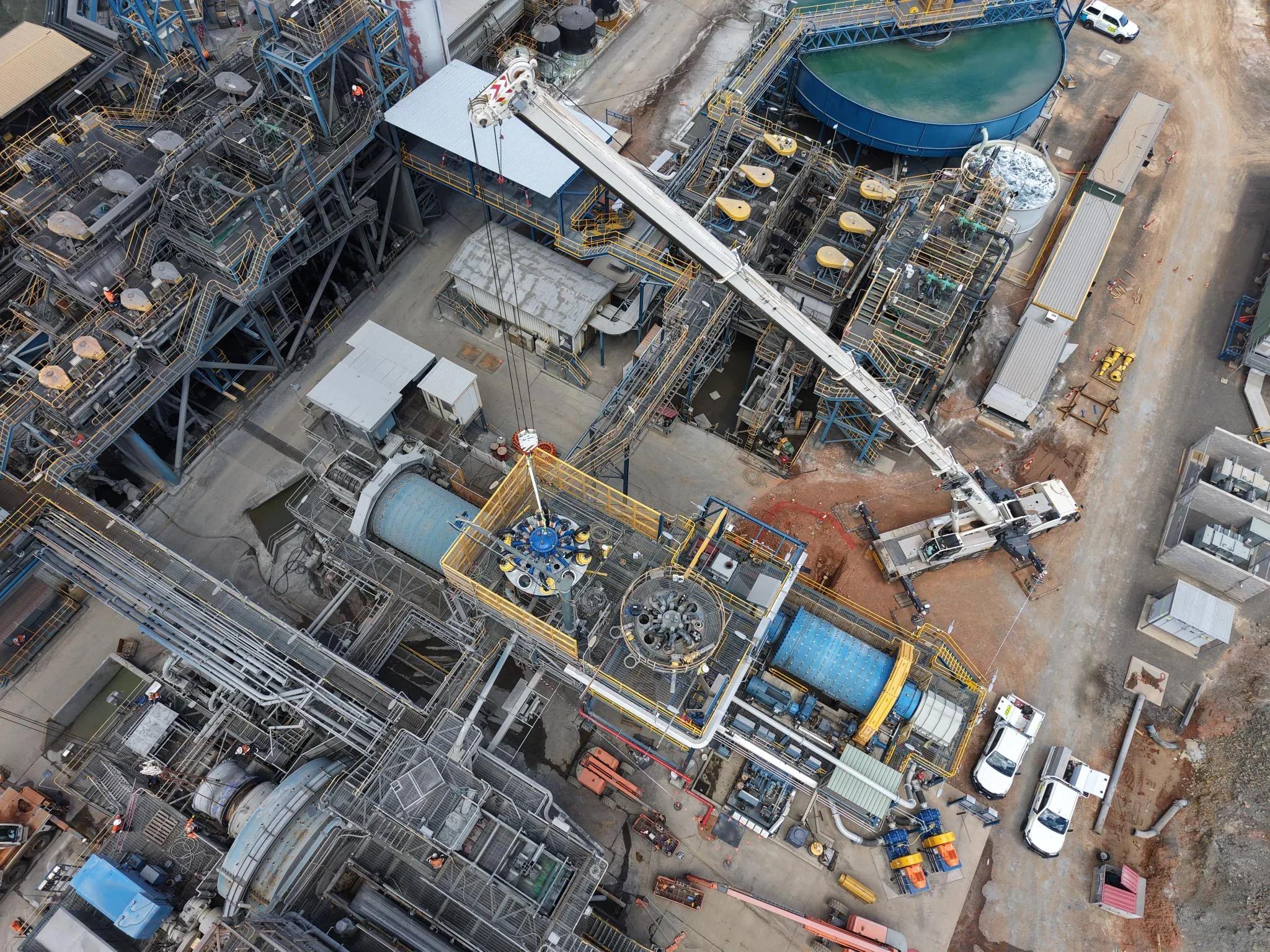cobar-optimisation-ball-mill-top-down-crane-lift-into-mill-02.webp