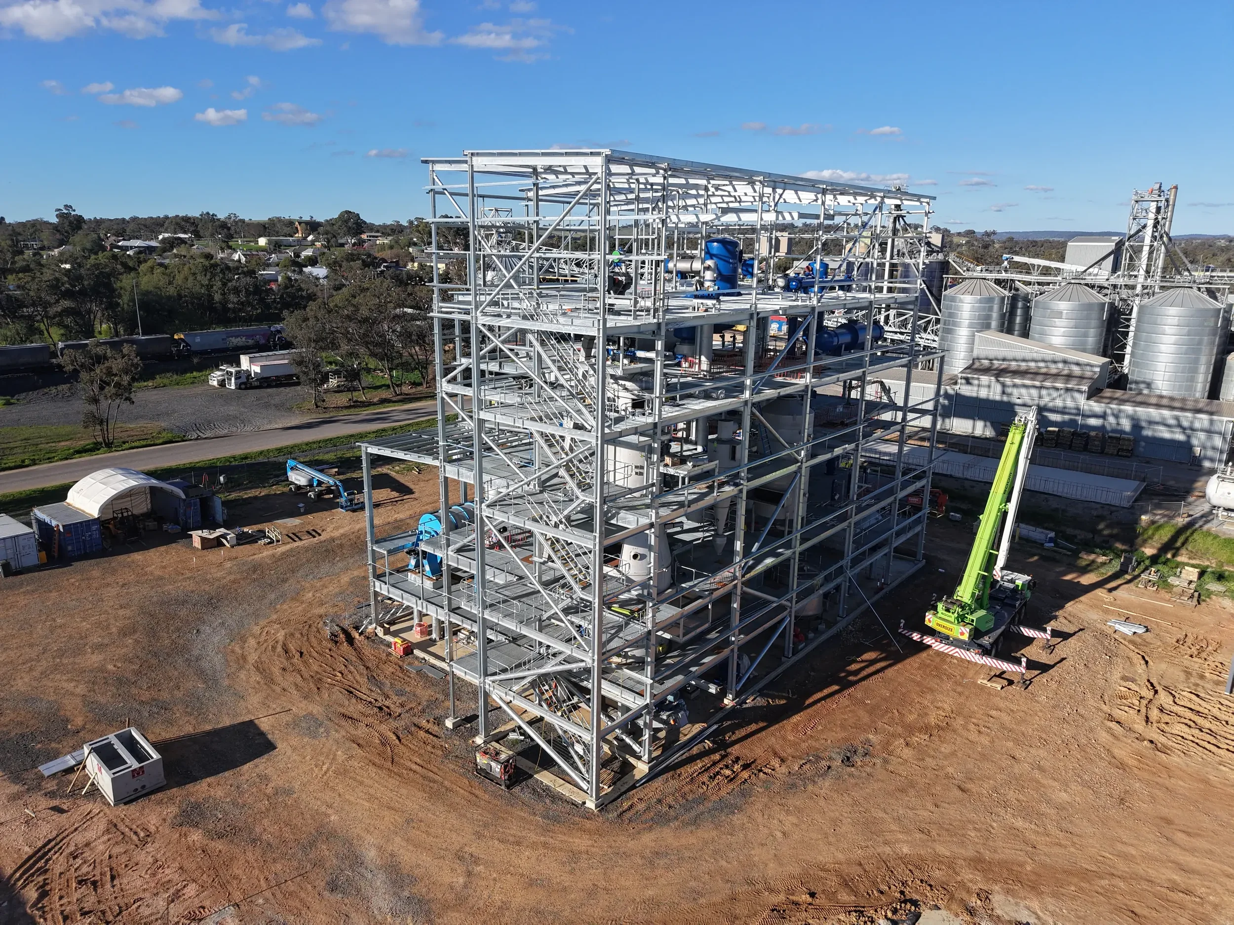 msm-milling-steel-processing-tower-with-crane-and-silos-02.webp