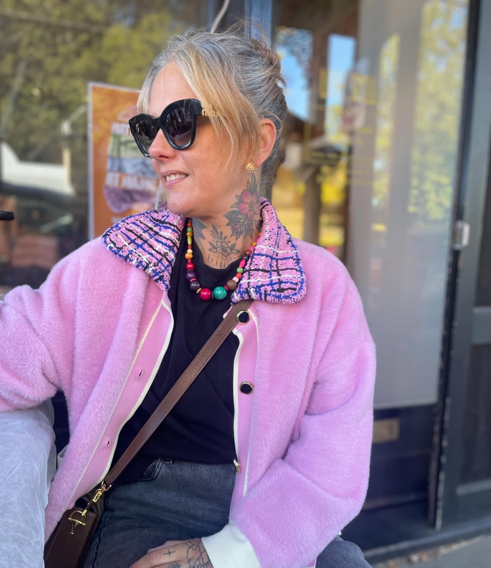 Another happy shopper today !! Straight into wearing her  choice of necklace. Authentic Mrs McPearl.👏🏻
🌷❤️