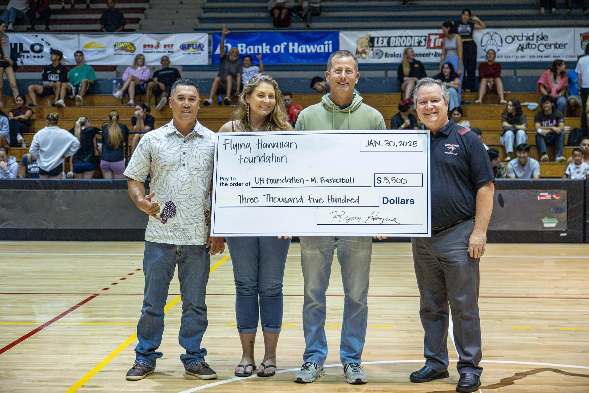 Flying Hawaiian Foundation donation to University of Hawaiʻi-Hilo Athletics program