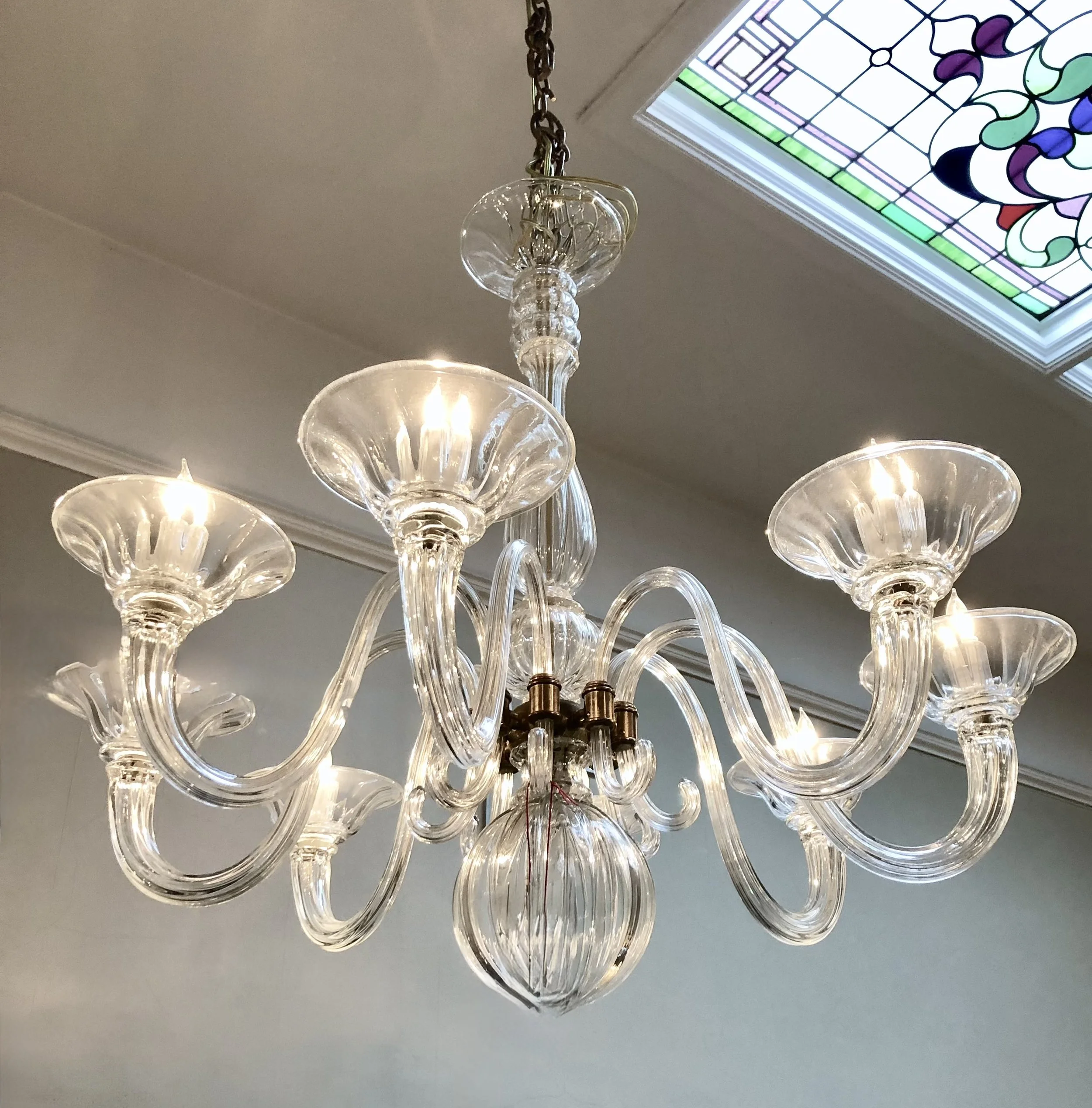 Chandelier Cleaning in Toronto: How to Choose Professional Care