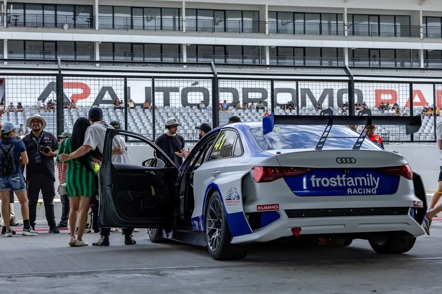 What matters doesn&rsquo;t always happen behind the wheel.  Lo que importa no siempre ocurre al volante.