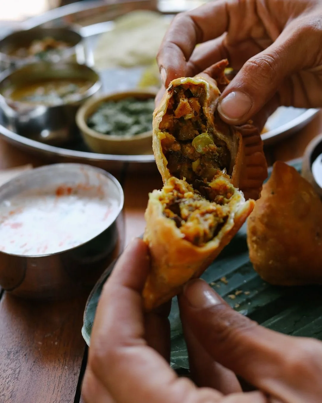 Our samosas are vegan - filled with potato, peas, spices and cashews they are the perfect start to any meal or just as an afternoon snack with chai! 🌿🌿🌿

#balieats #indianfoodbali #balifood #VeganIndianFood #balidining #balifoodies #UluwatuFood