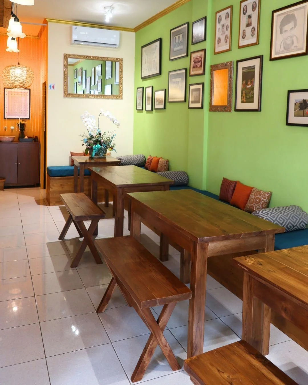 The best Indian food minutes from Padang-Padang Beach. Our cafe represents a home, that aunty&rsquo;s place with trinkets photos plastering each corner. Cruise by for the authentic experience!

#balieats #indianfoodbali #balifood #VeganIndianFood #ba