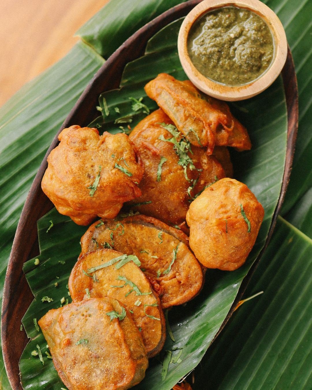 Would you believe veggie pakoras are gluten-free? Coated in chickpea flour, these tender veggies have a crispy coating and go perfectly with mint chutney!

#balieats #indianfoodbali #balifood #VeganIndianFood #balidining #balifoodies #UluwatuFood