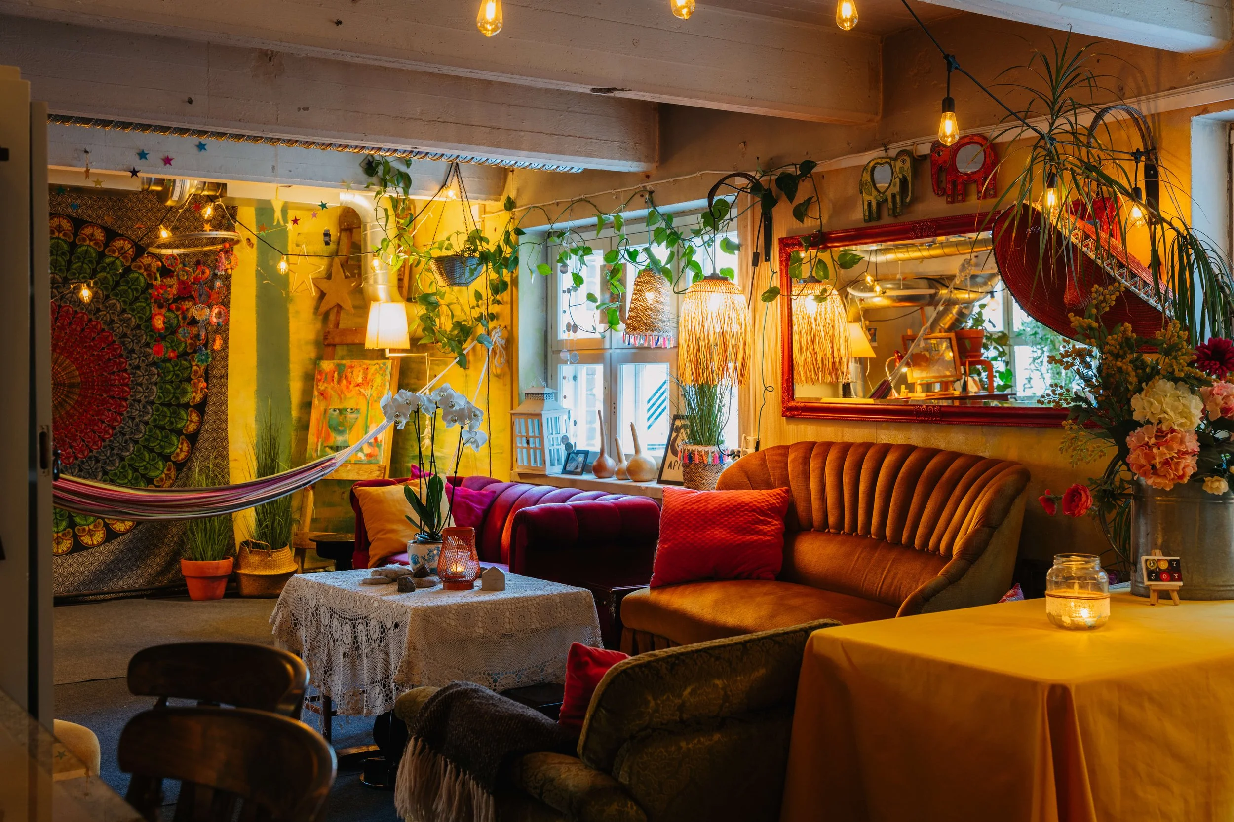 Taideterapia ja luovat maalauspajat Hämeenlinna Rina Dhakal Omata Art and Joy