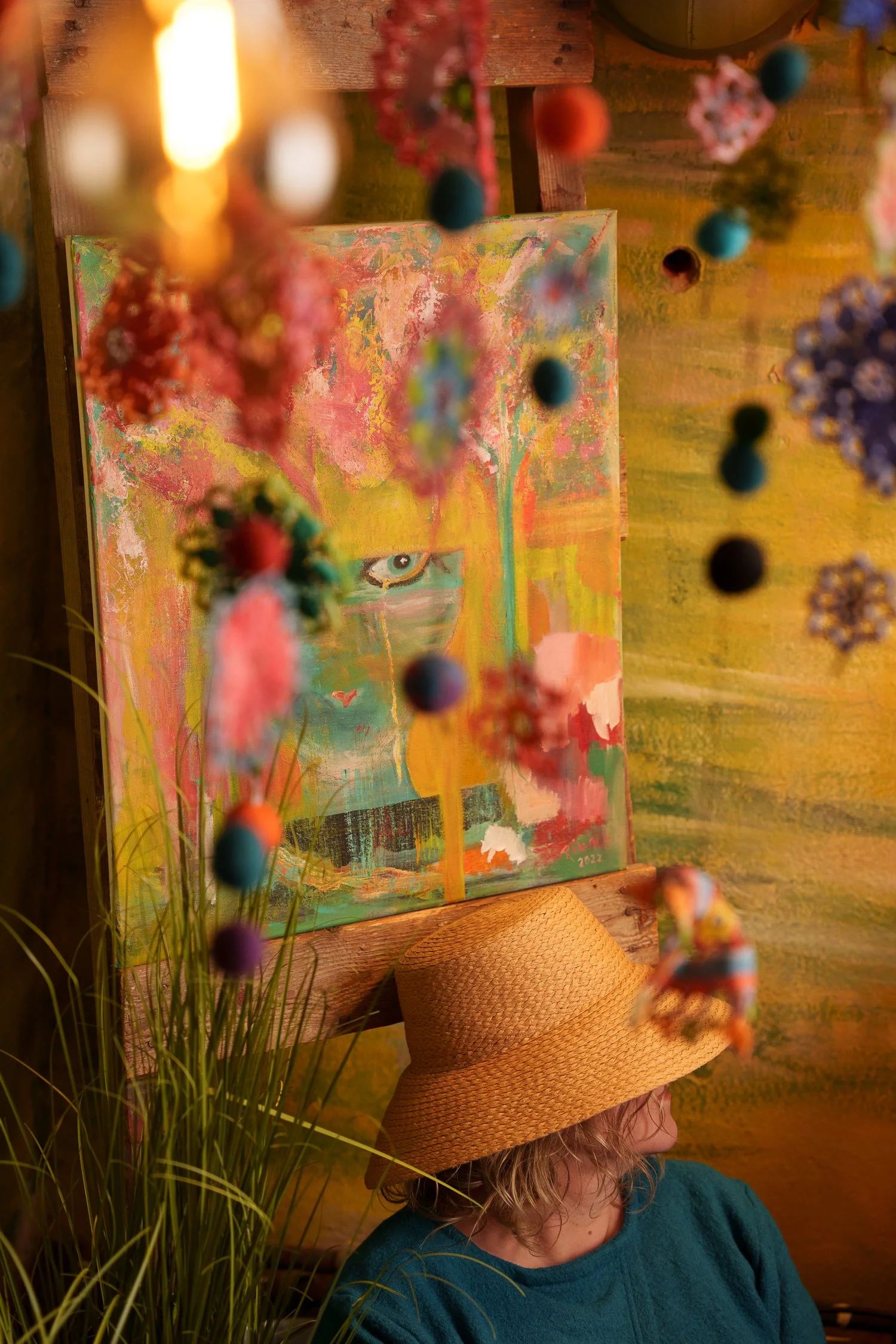 Taiteilija, taideterapeutti ja taideohjaaja Rina Dhakal työskentelee Hämeenlinnan Verkatehtaalla