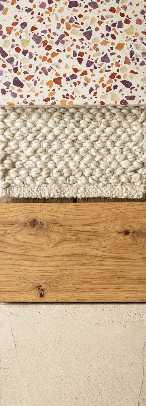Materialboard von modoru mit kuratierter Materialpalette aus buntem Terrazzo, grobem Wollteppich, rustikaler Eiche und strukturierter Putzwand – nachhaltige Materialien, Baubiologie, ökologische Innenarchitektur und wohngesunde Raumgestaltung