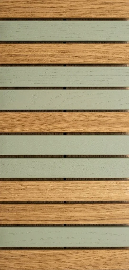 Materialmuster mit Akustikpaneelen, Holzstruktur und Farbkombination aus Eiche und Salbei – nachhaltige Wandverkleidung, Holzpaneele, ökologische Materialien und wohngesunde Raumgestaltung von modoru