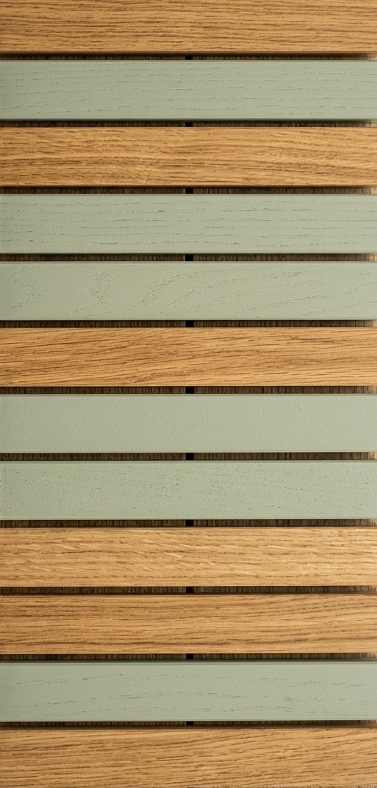 Materialmuster mit Akustikpaneelen, Holzstruktur und Farbkombination aus Eiche und Salbei – nachhaltige Wandverkleidung, Holzpaneele, ökologische Materialien und wohngesunde Raumgestaltung von modoru