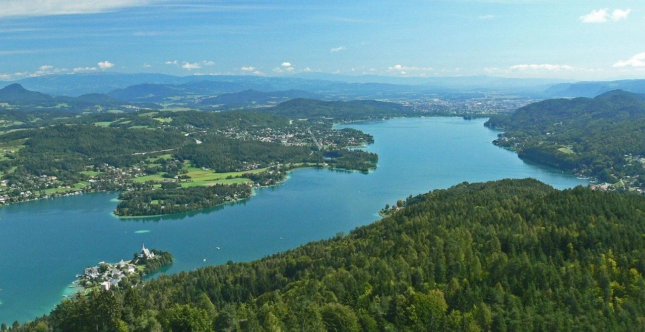 Wörthersee in Kärnten aus der Vogelperspektive – regionale Verbindung von LOPROG Media.