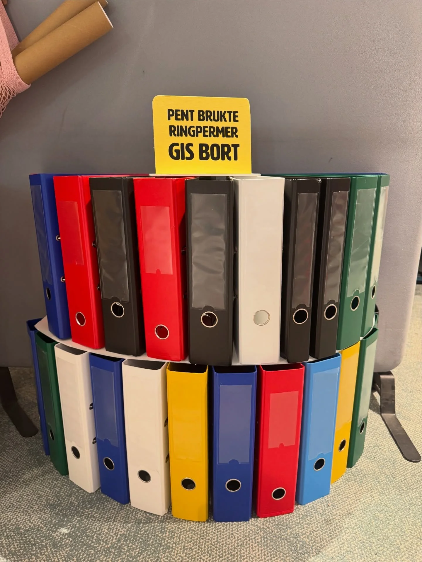 Fikk du ikke alt du &oslash;nsket deg til jul? Ikke vi heller, men n&aring; byr vi p&aring; gratis permer🤩 Da mener vi ikke kr&oslash;ller, men en god anledning til &aring; f&aring; ordnet opp i papirene du har liggende. Kom innom &aring; ta med deg