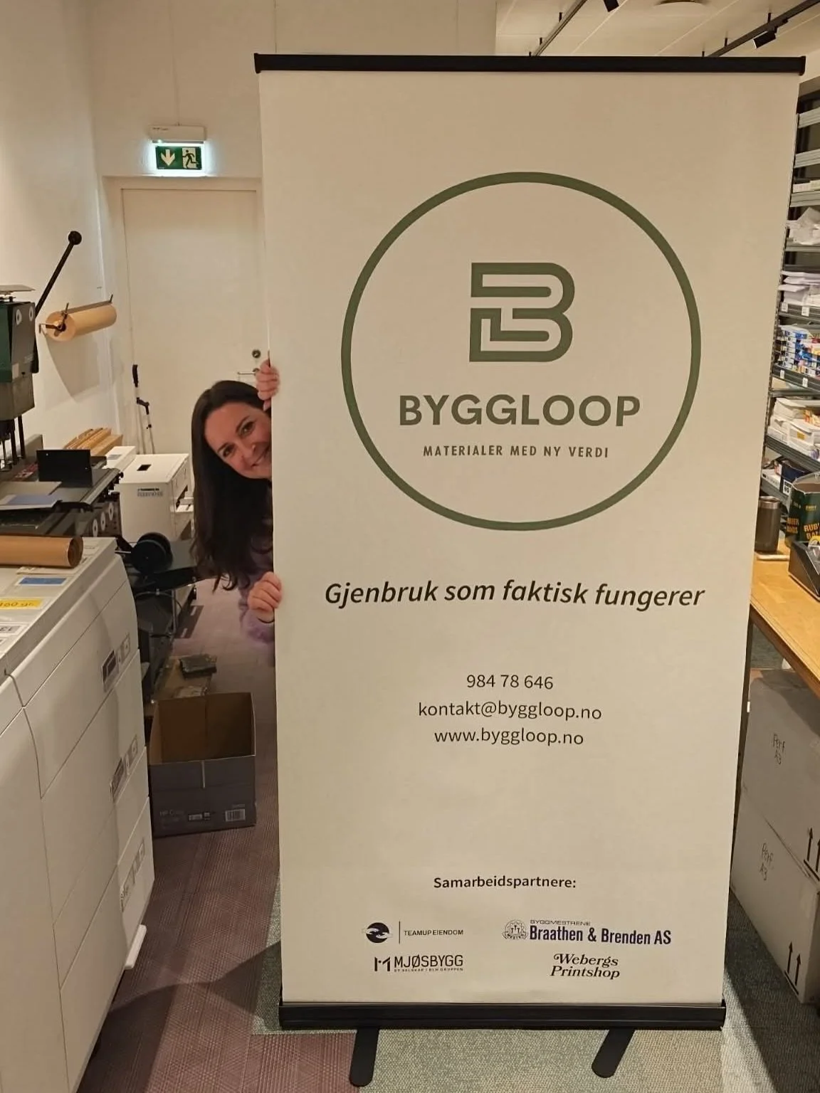 Latterlig stor rollup much? Vi har et lite parti med svarte rolluper som er 100x200cm, disse f&aring;r du til samme pris som 85x200cm. Rolluper er fine p&aring; stand, eventer eller hvis du vil freshe opp litt hjemme👌 Vi kan ogs&aring; hjelpe til me