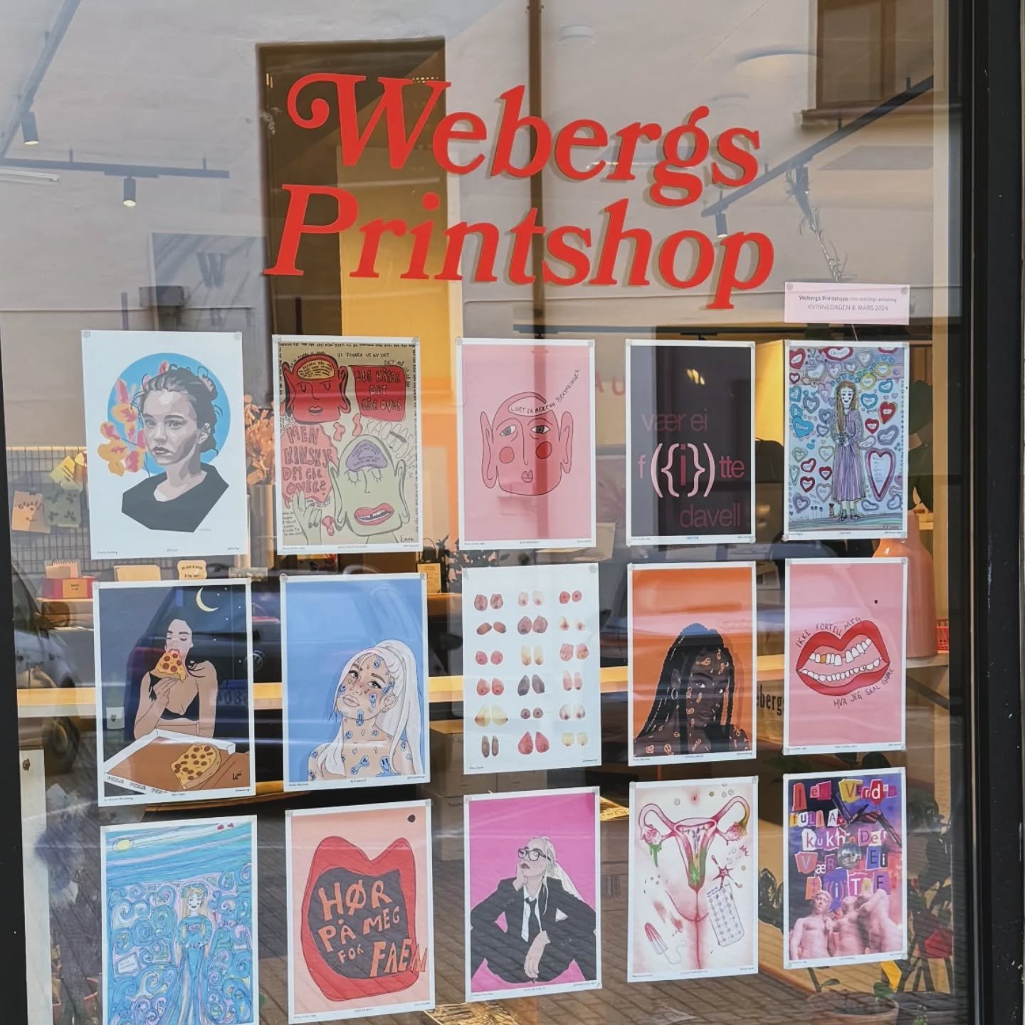 Kvinnedagen 2026 n&aelig;rmer seg, og vi &oslash;nsker tradisjonen tro &aring; dekorere vinduene v&aring;re med en miniutstilling med bidrag fra dere🩷 Blir du med? Send oss fil p&aring; e-post webergs@webergs.no innen mandag 2. mars. (Bilde fra 2024