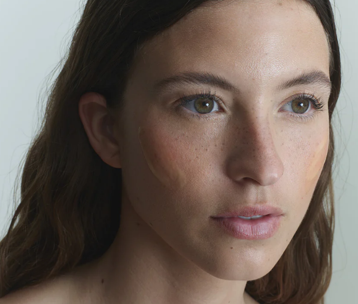 Primer plano de una mujer con piel clara y pelo castaño