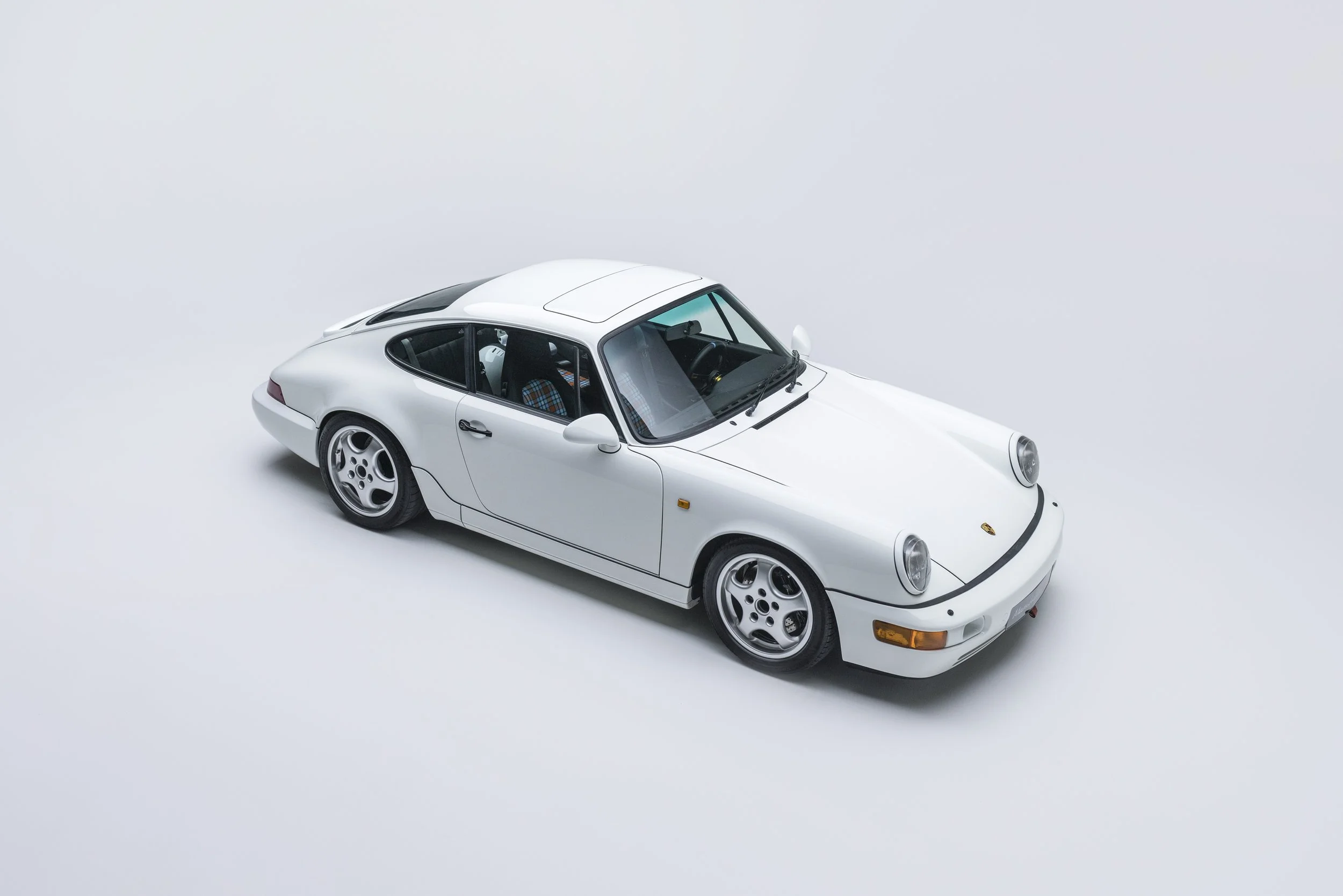 964C4_gentleman driver_white-15.jpg