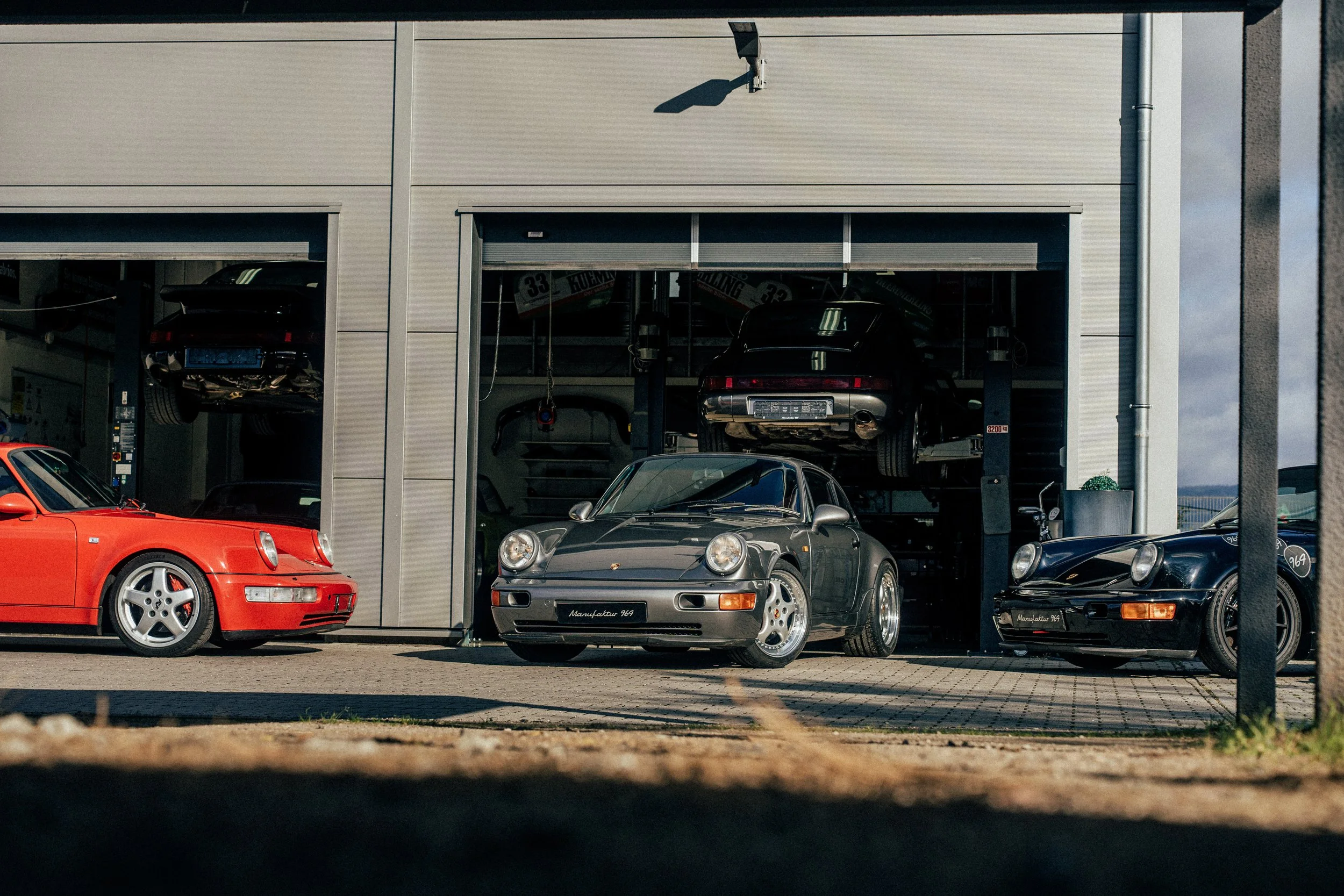A small workshop focused only on OEM‑look Porsche 964s, rebuilt to be driven.