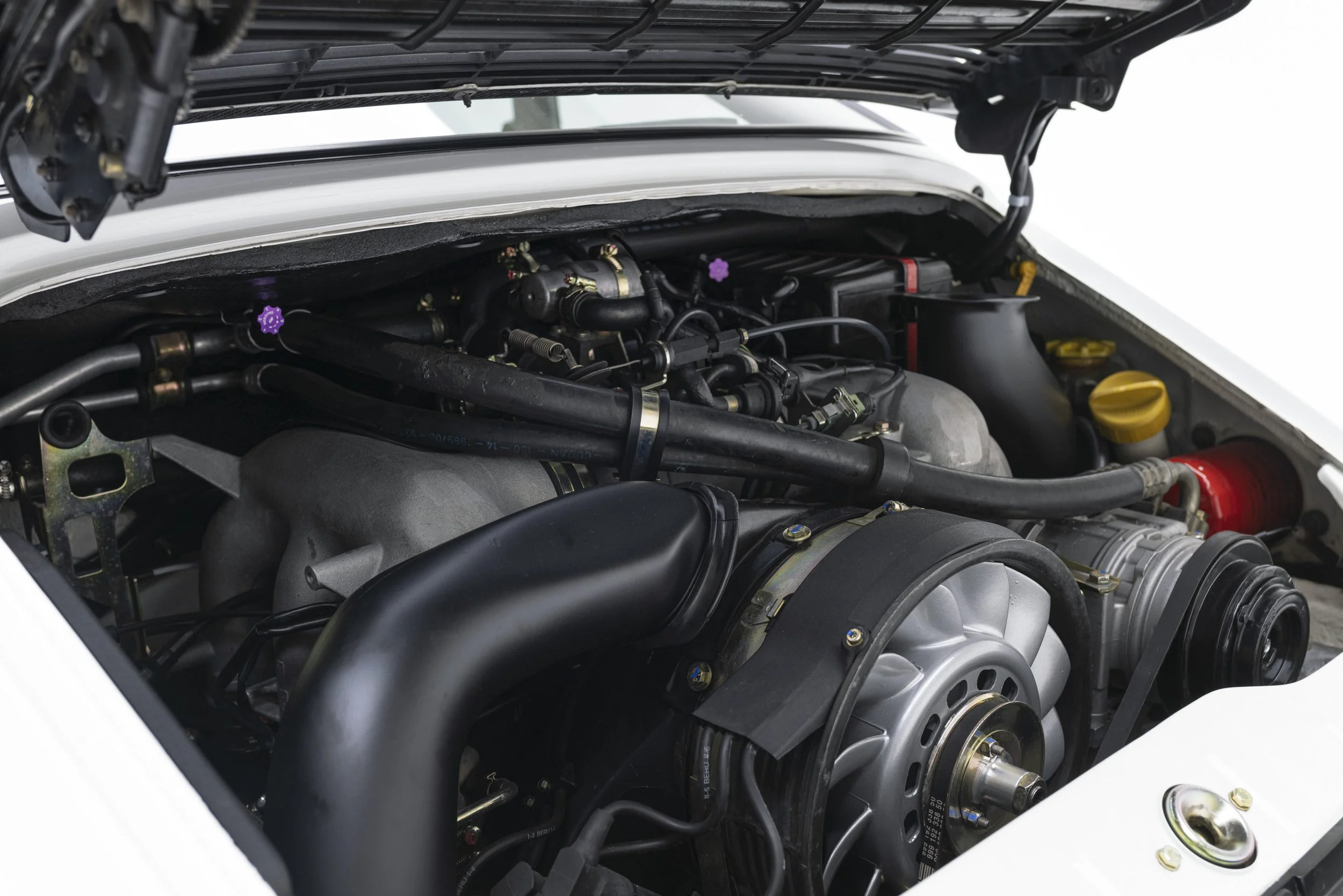 964C4_gentleman driver_white-1850539.jpg