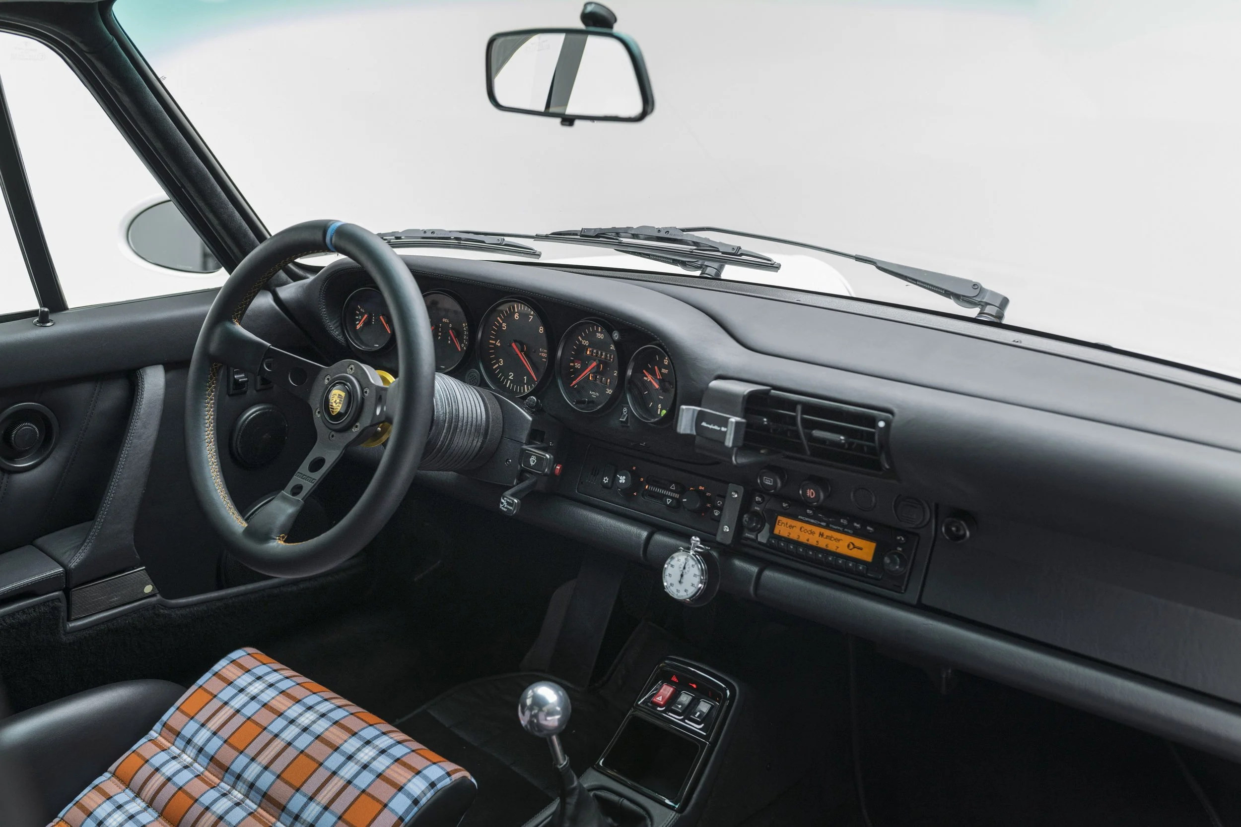 964C4_gentleman driver_white-9.jpg