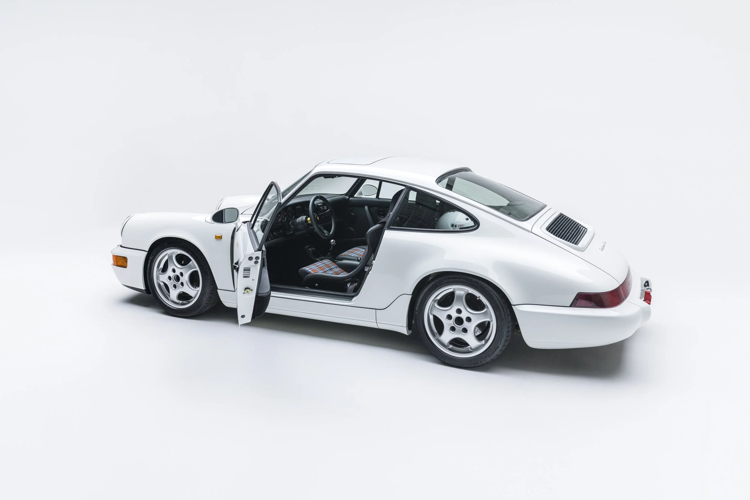 964C4_gentleman driver_white-3.jpg