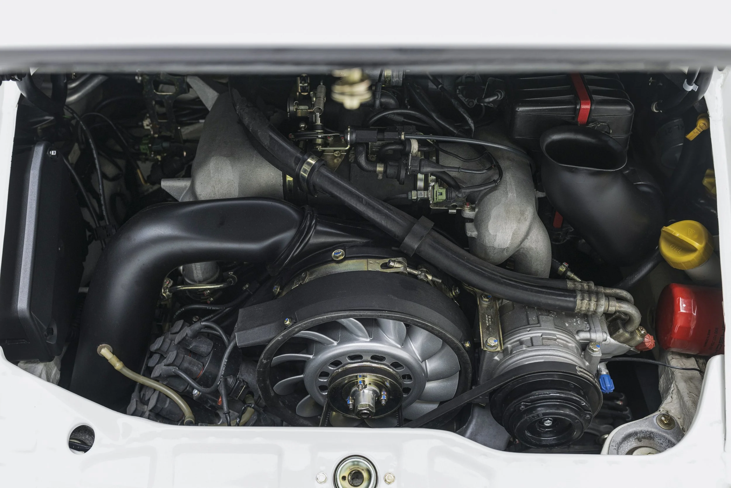 964C4_gentleman driver_white-11.jpg