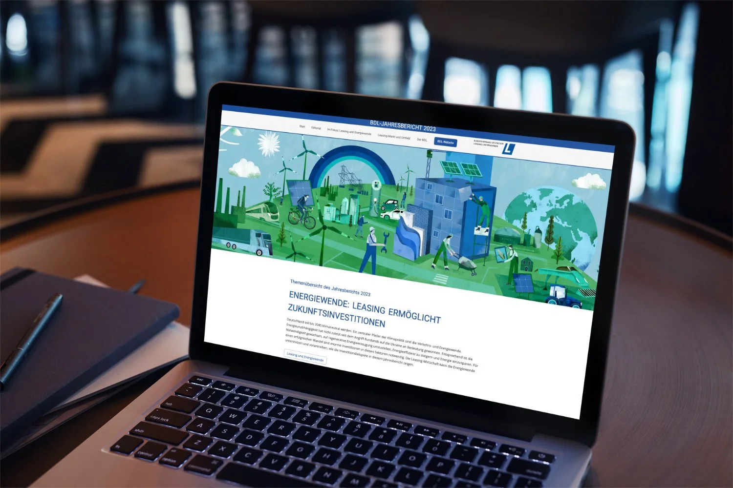 Laptop zeigt eine Webseite mit Illustration von erneuerbaren Energien, Windturbinen, Solaranlagen und Menschen, die an nachhaltigen Energielösungen arbeiten.