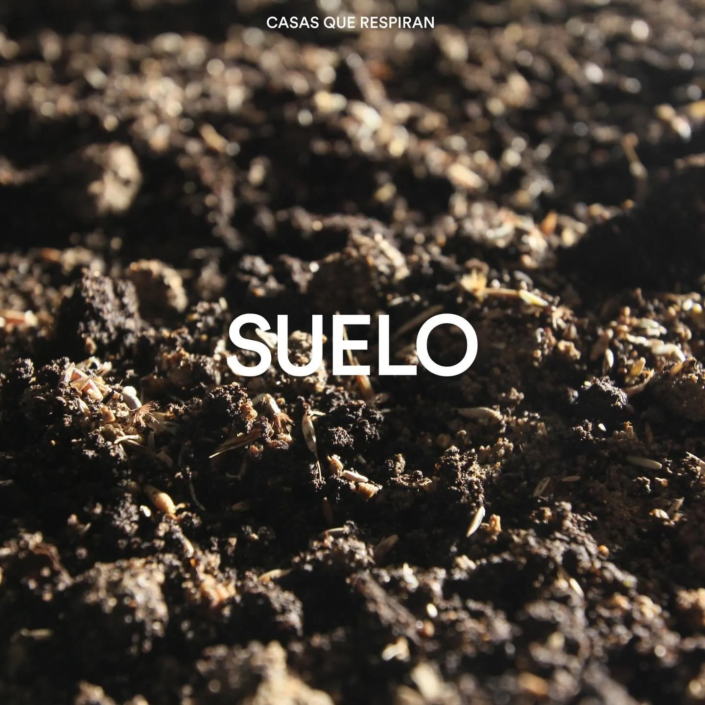 Una casa que respira tiene un suelo que respira contigo. Se construye a la vez junto a un ecosistema lleno de vida y biodiversidad:  microorganismos, ra&iacute;ces, micorrizas, pH y humedad en equilibrio. 
Respira, porque ayuda a que las plantas resp